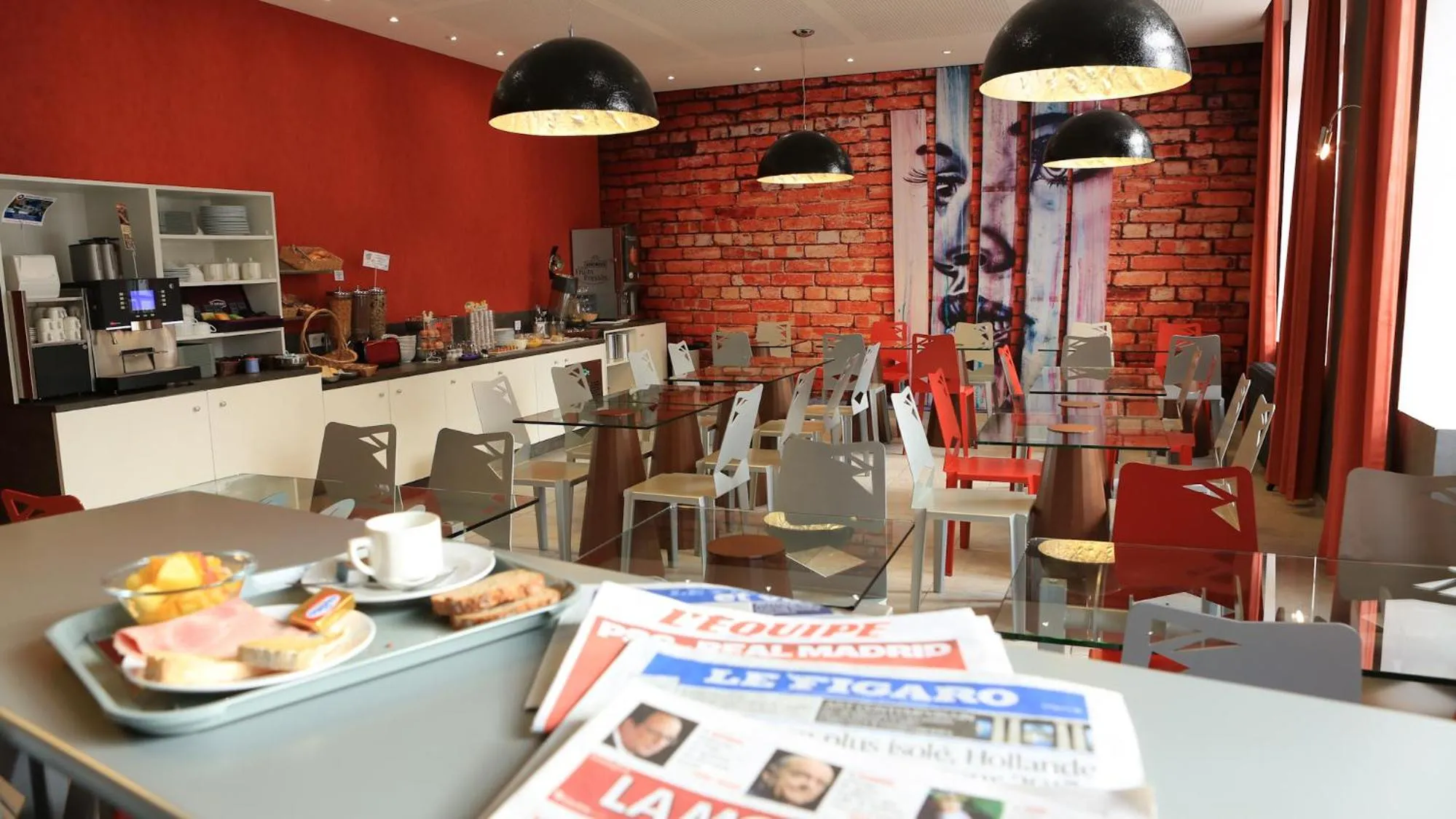 Dining area in The Originals Boutique, Hôtel de l'Univers, Montluçon