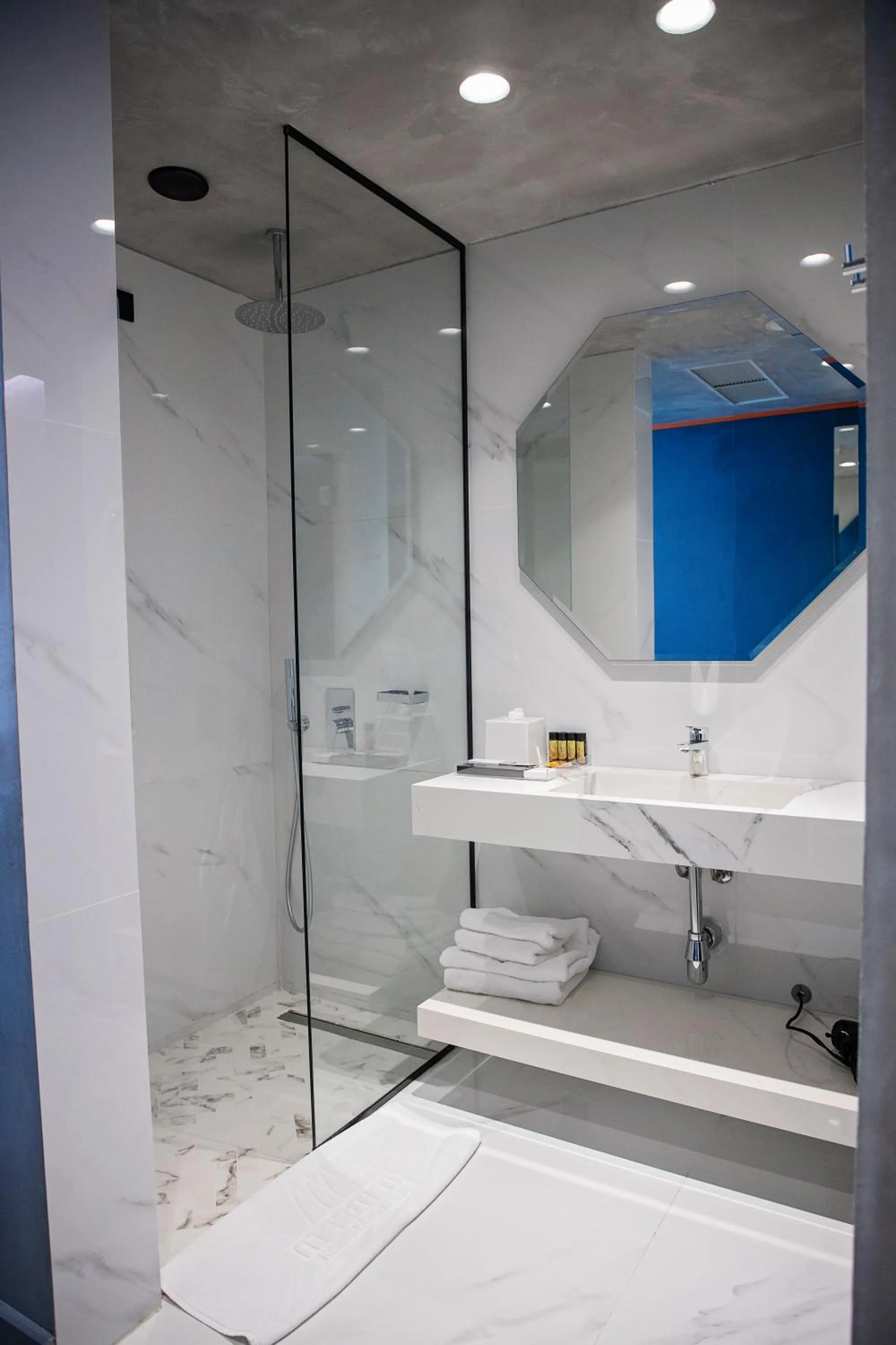 Shower in Maritim Marina Bay Resort SPA & Casino