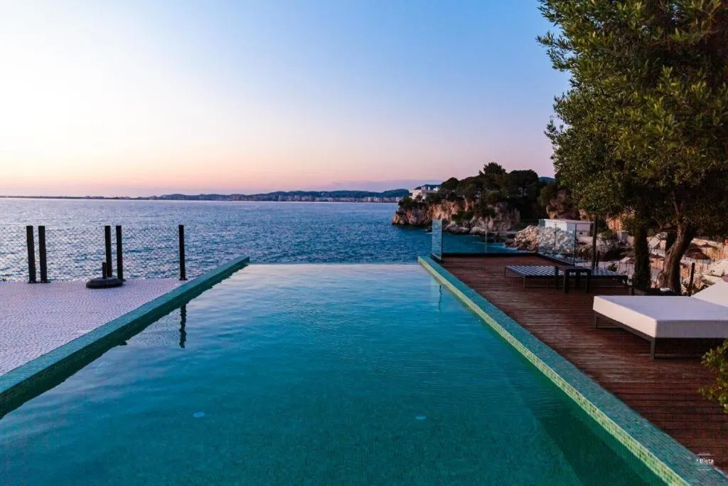 Swimming pool in Maritim Marina Bay Resort SPA & Casino