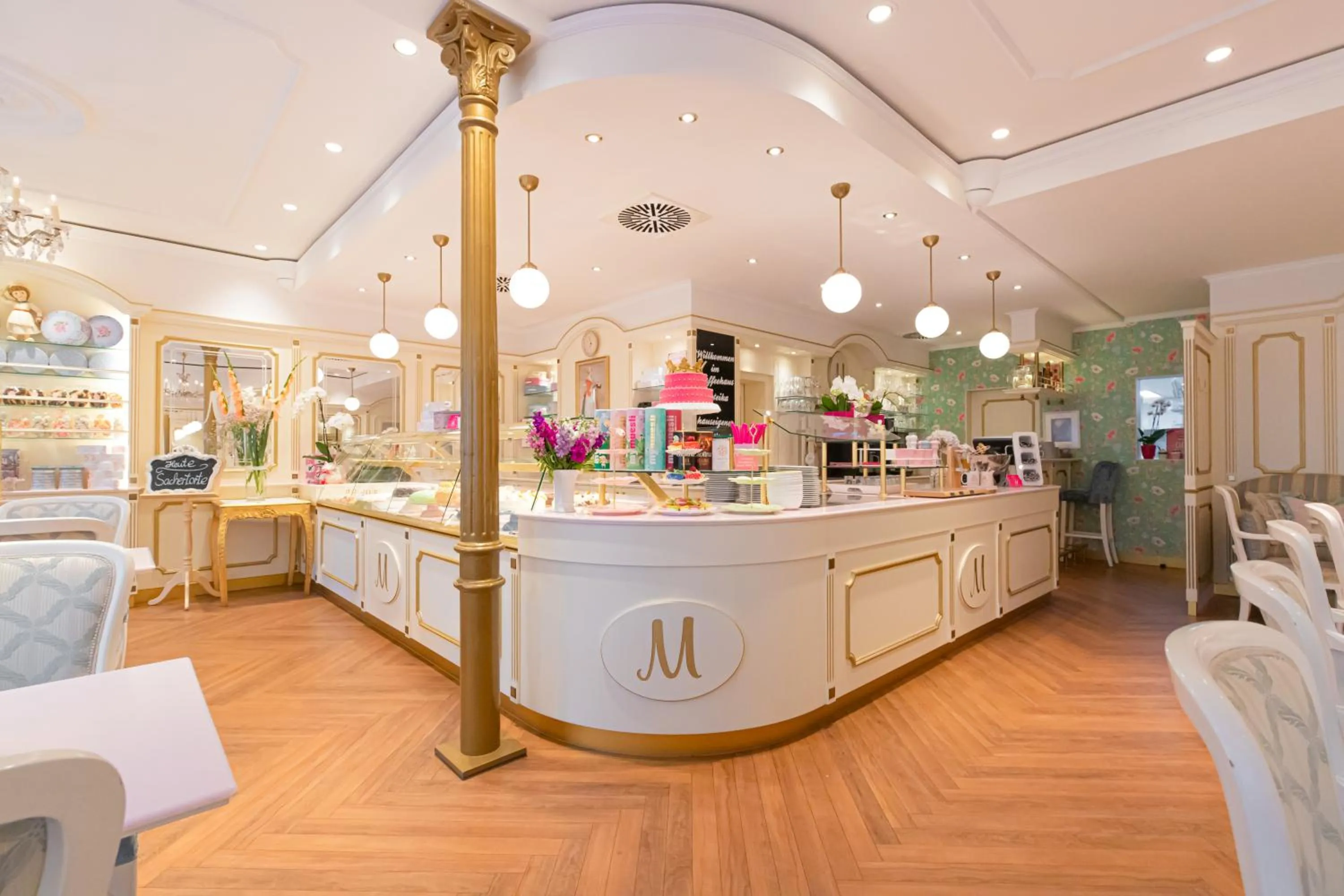 Restaurant/places to eat in La Maison M