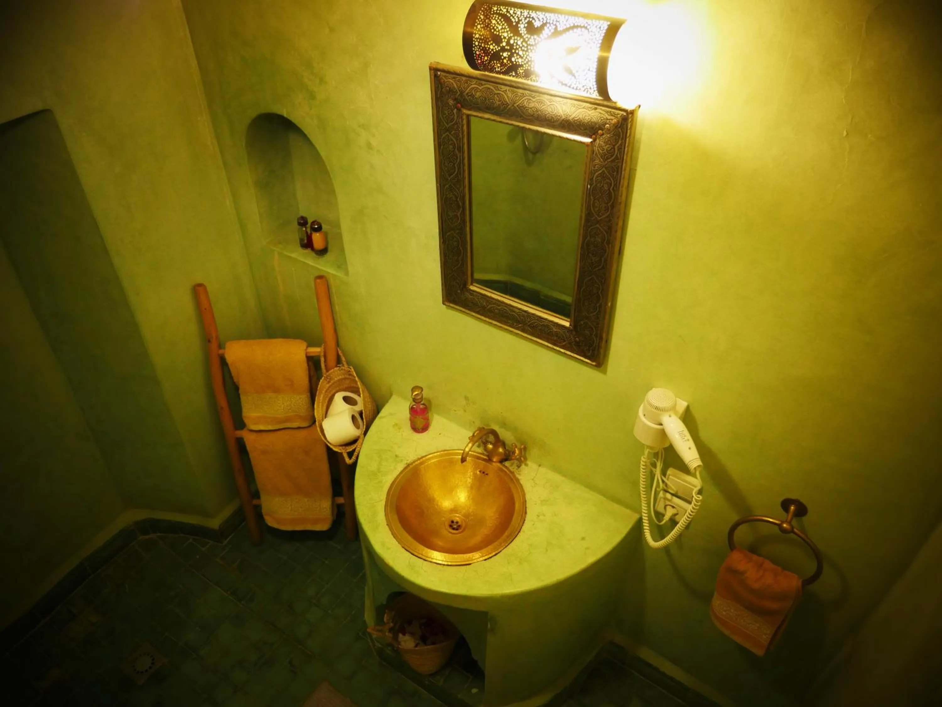 Shower in SARDINAS & CHILI