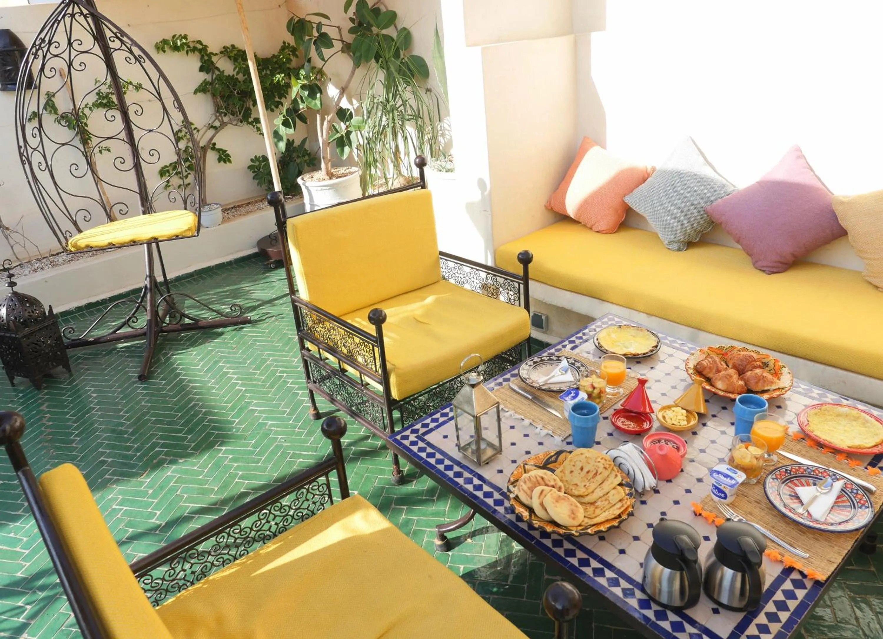 Staff in SARDINAS & CHILI