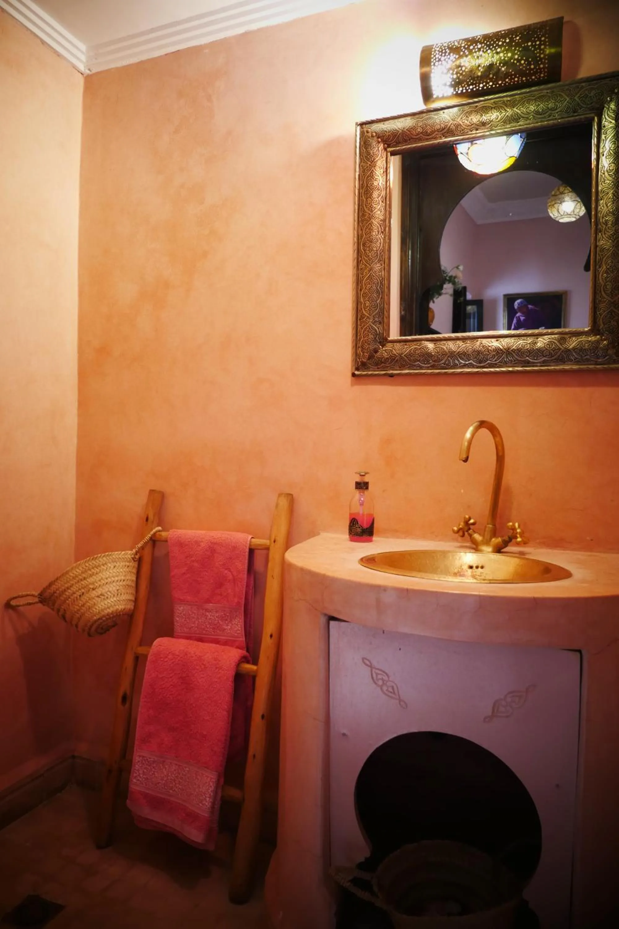 Shower in SARDINAS & CHILI