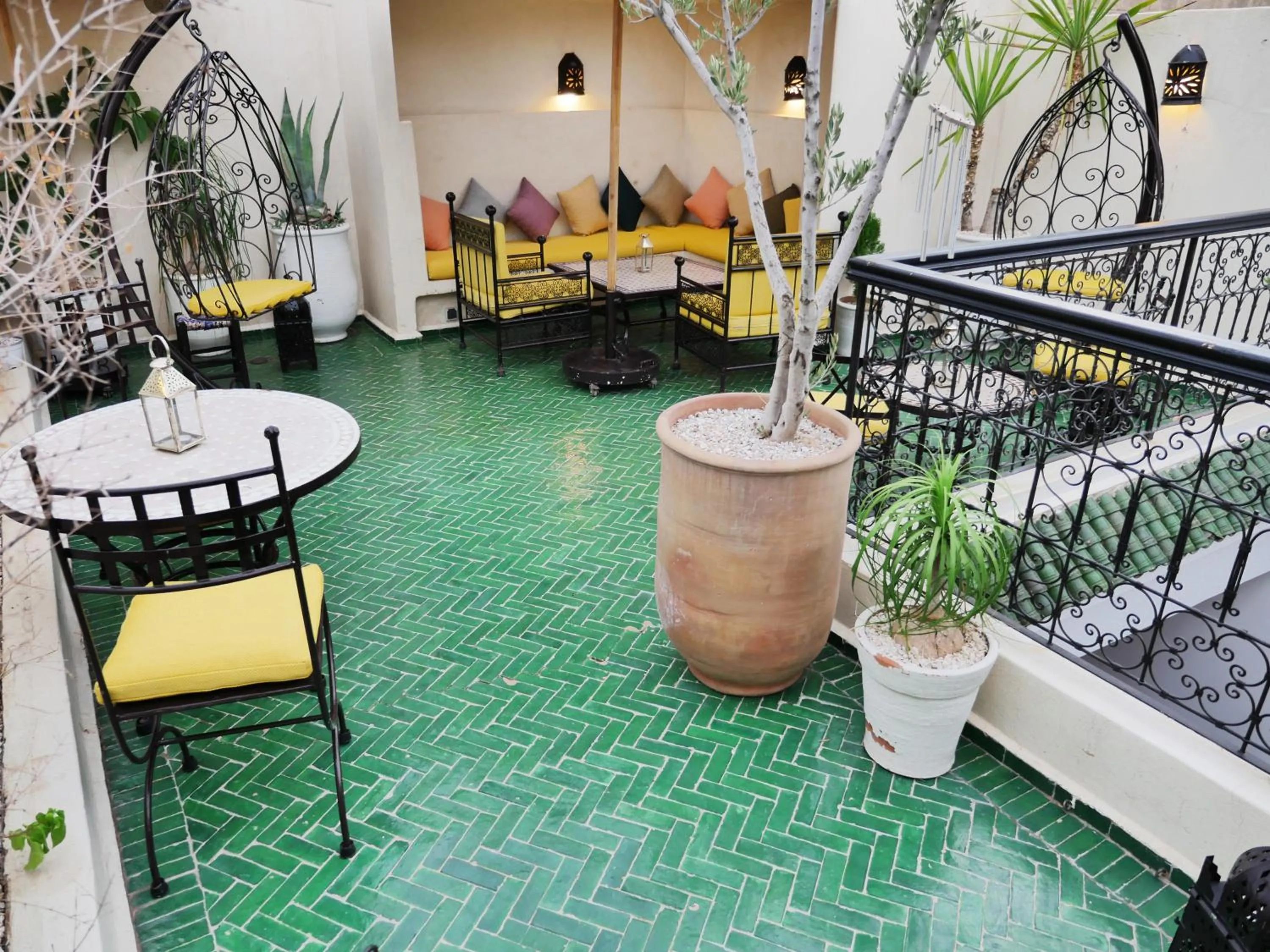 Staff in SARDINAS & CHILI