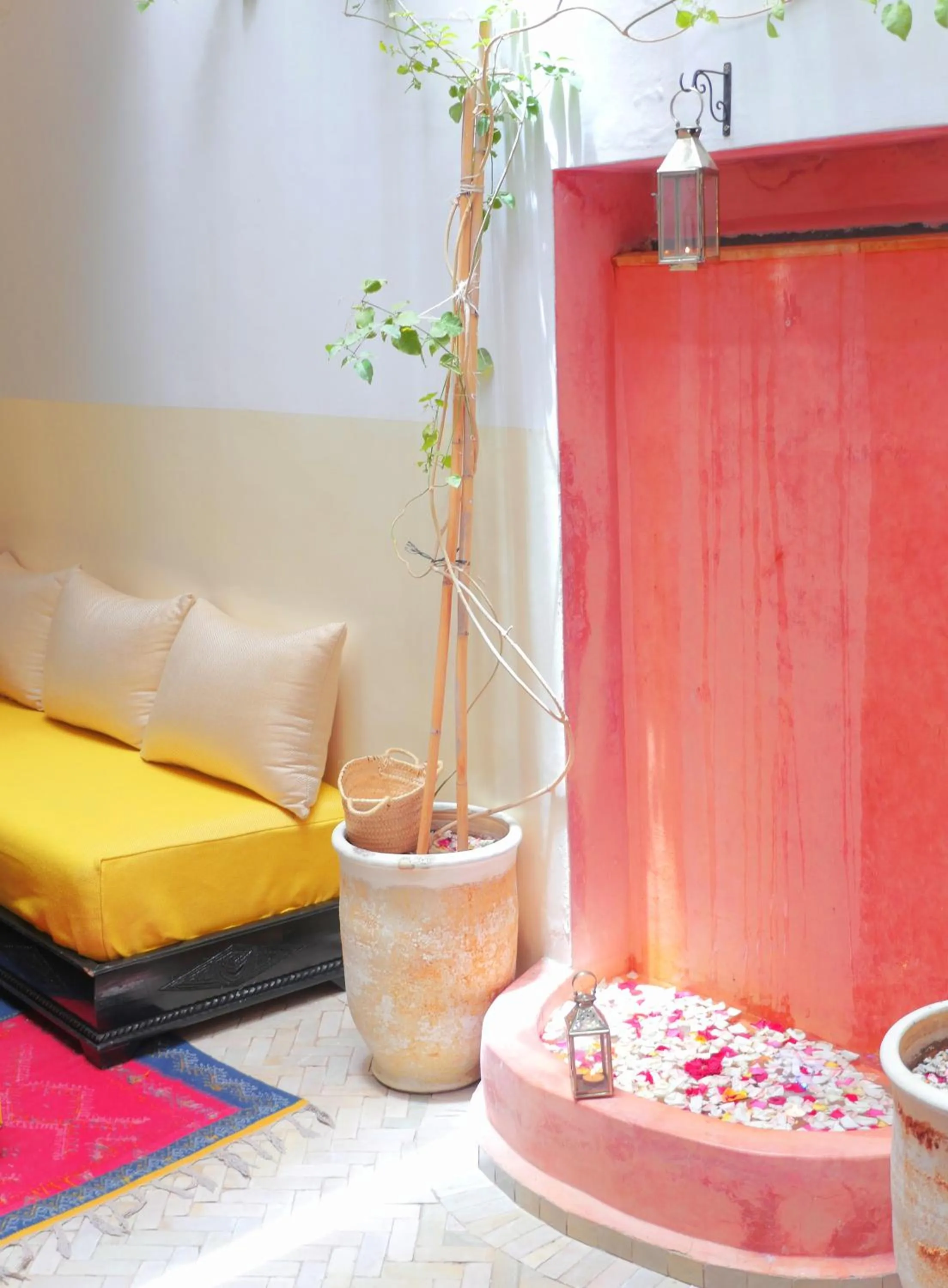 Seating area in SARDINAS & CHILI