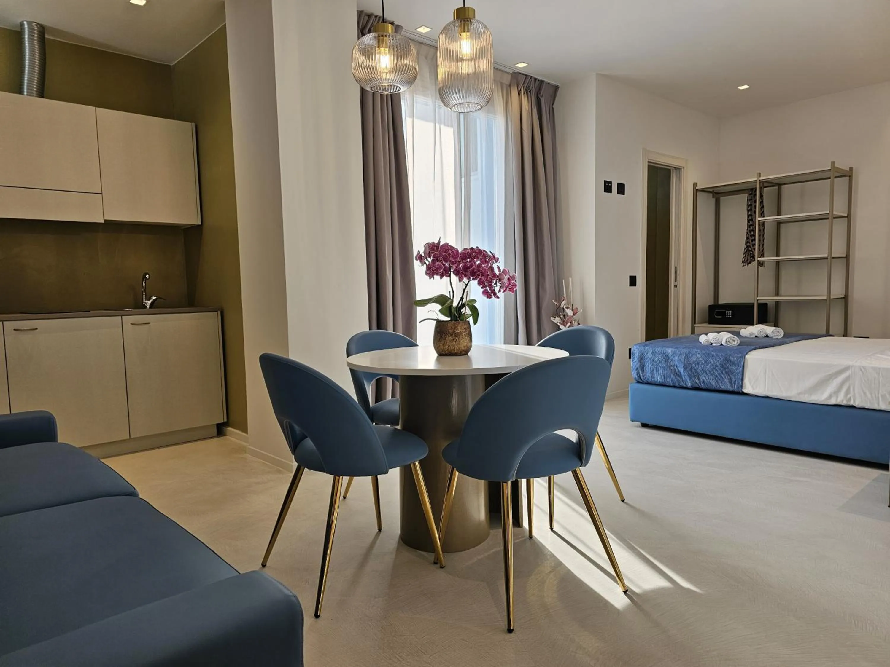 Dining area, Bed in Gabbiano Suites