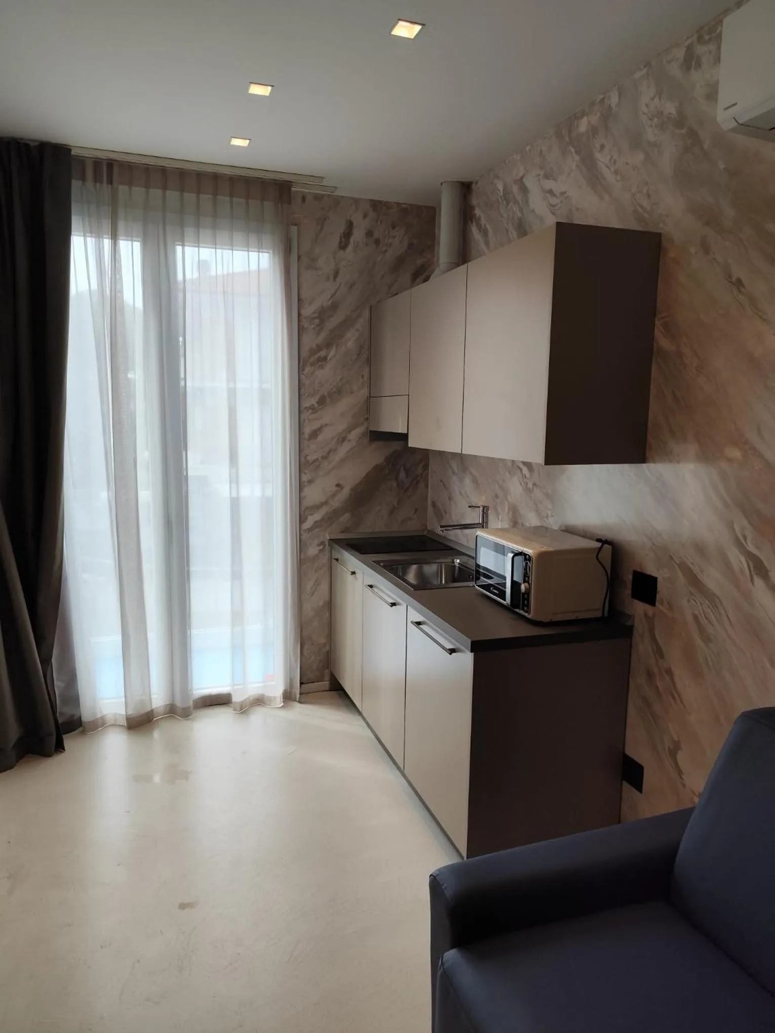 stove in Gabbiano Suites