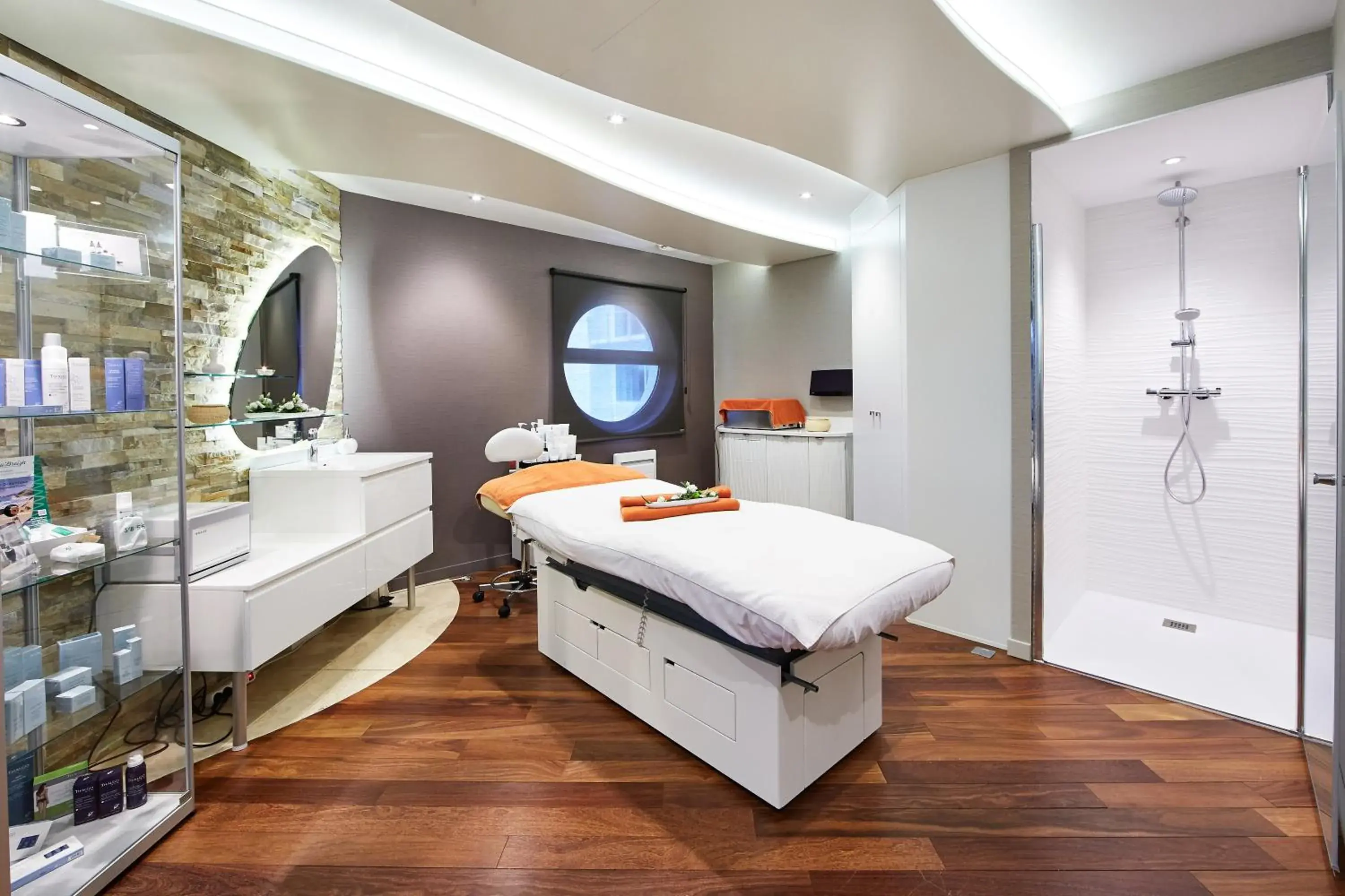 Massage, Bed in Miramar La Cigale Hotel Thalasso & Spa Massage, Bed in Miramar La Cigale Hotel Thalasso & Spa