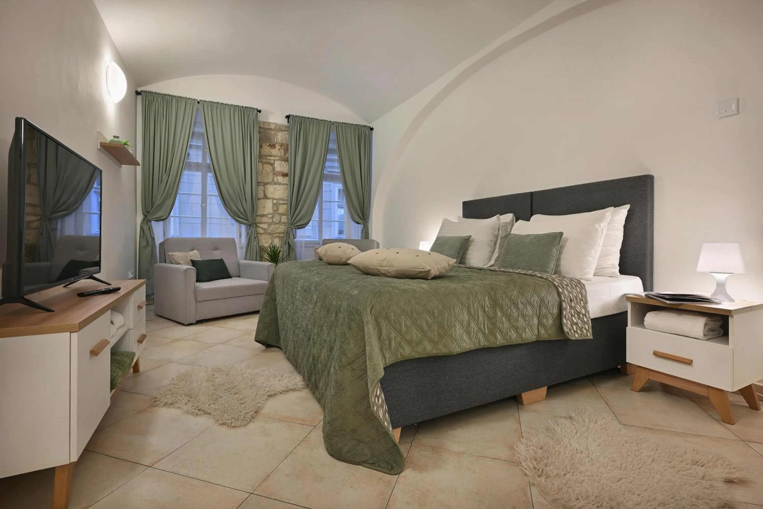 Photo of the whole room, Bed in White Swan Boutique Apartments