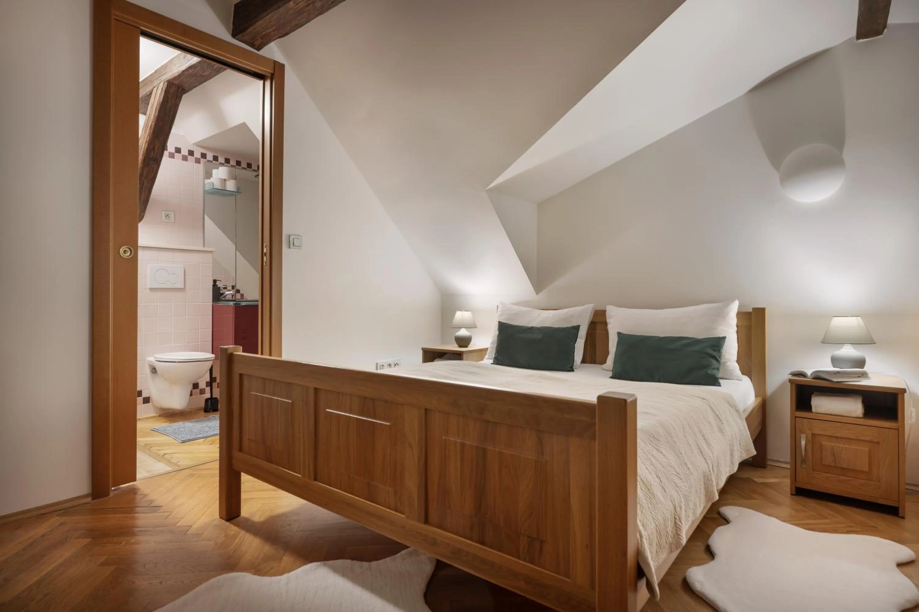 Bathroom, Bed in White Swan Boutique Apartments