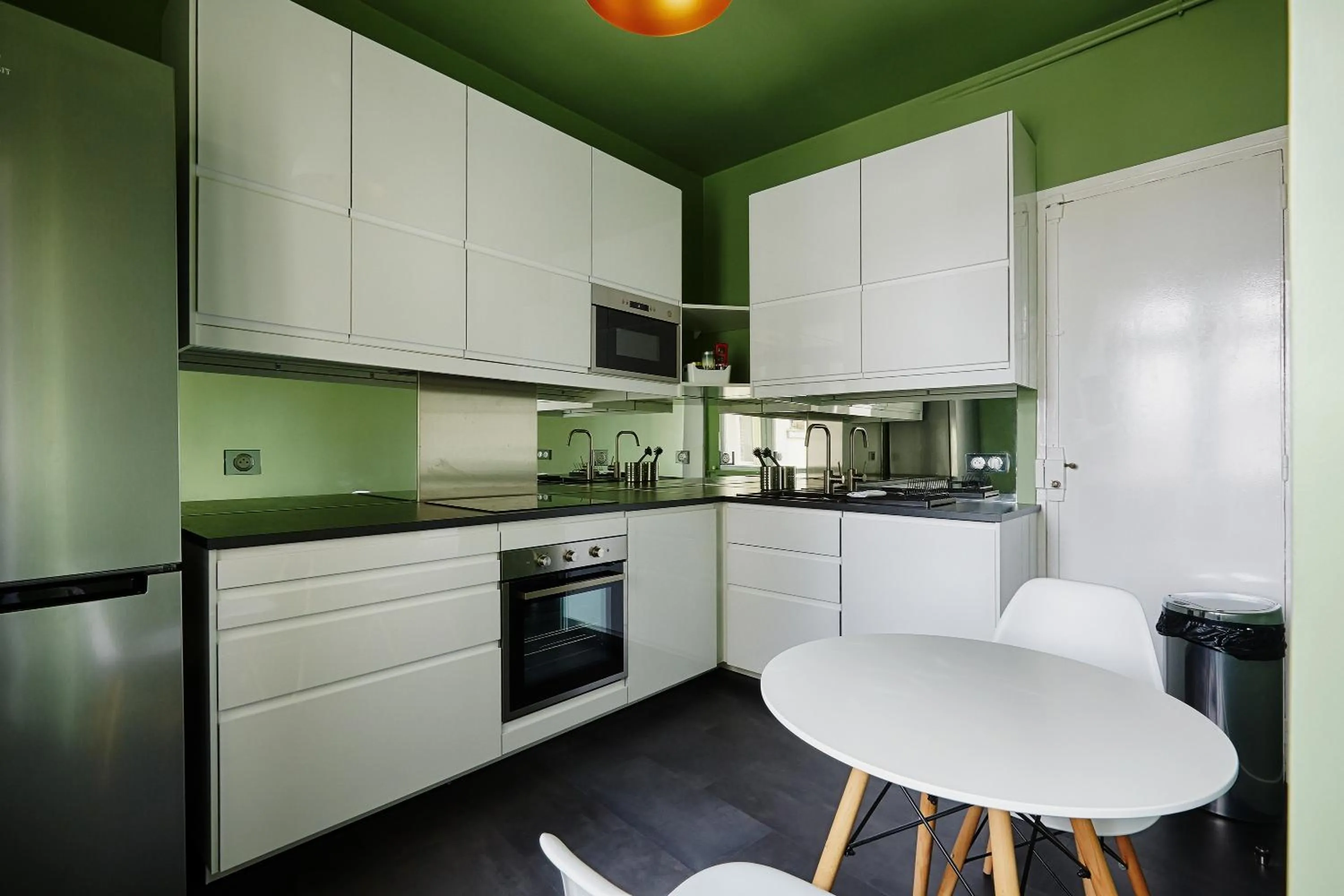 Kitchen or kitchenette in Veeve - Emerald Exuberance