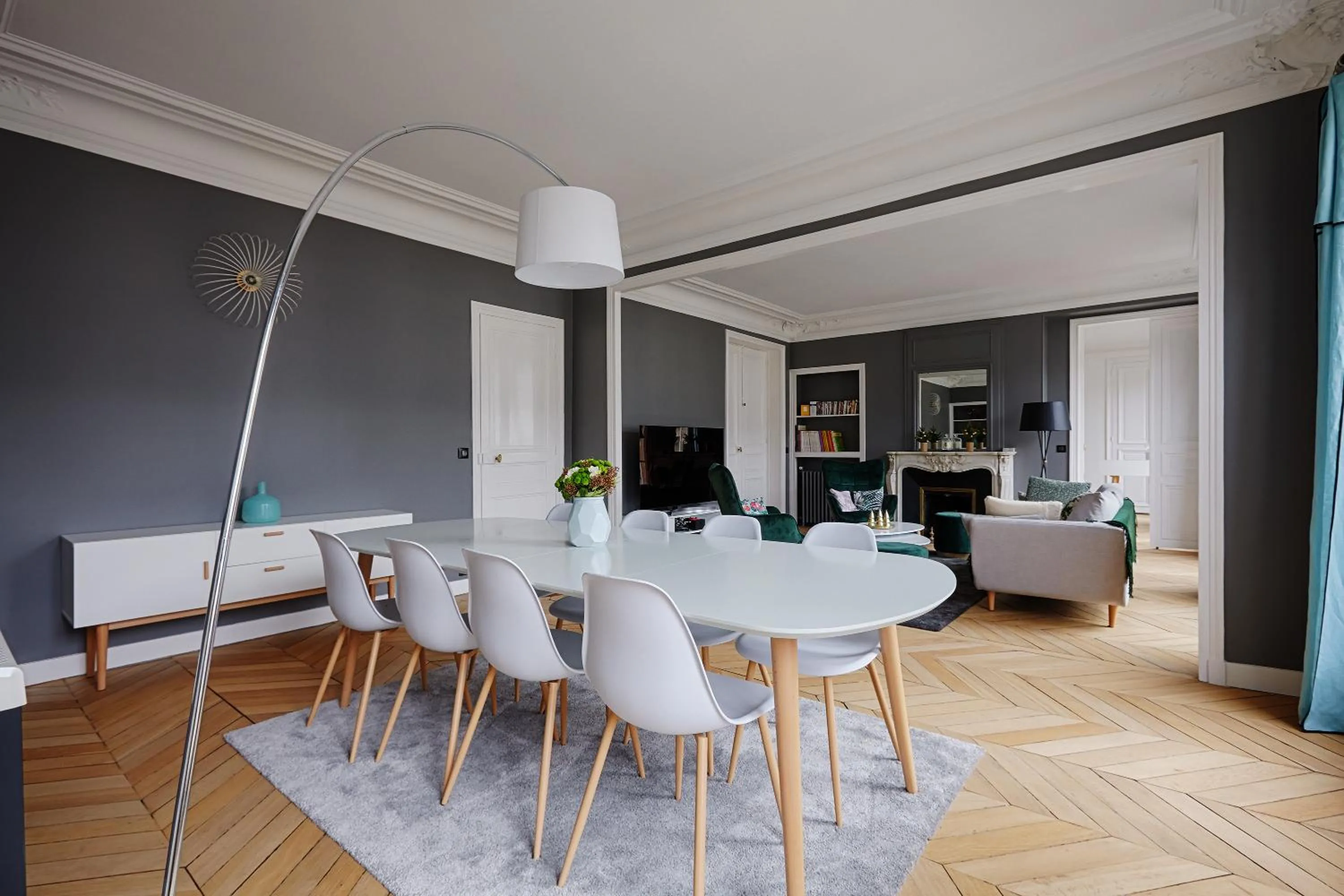 Dining area in Veeve - Emerald Exuberance