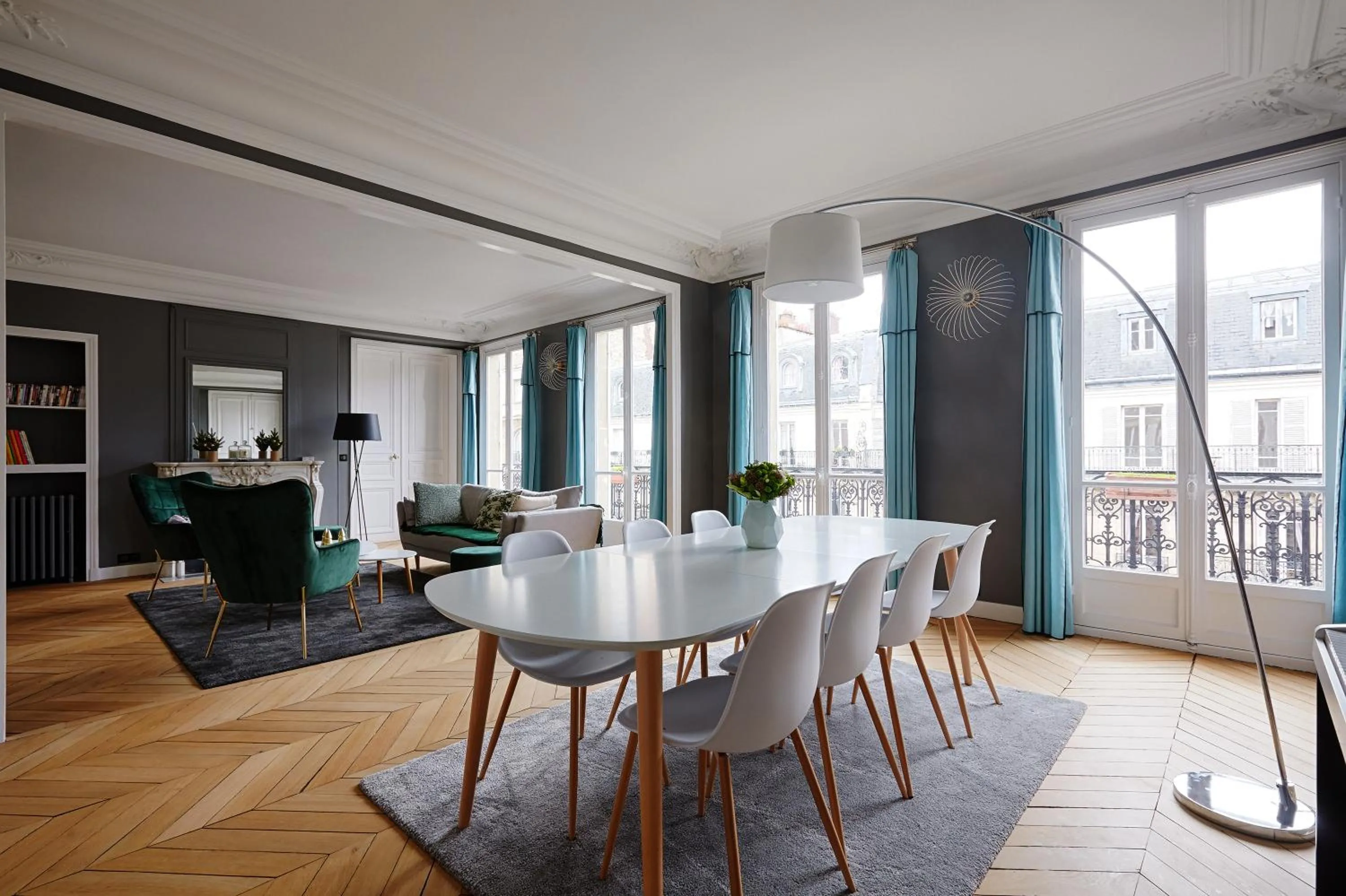 Dining area in Veeve - Emerald Exuberance
