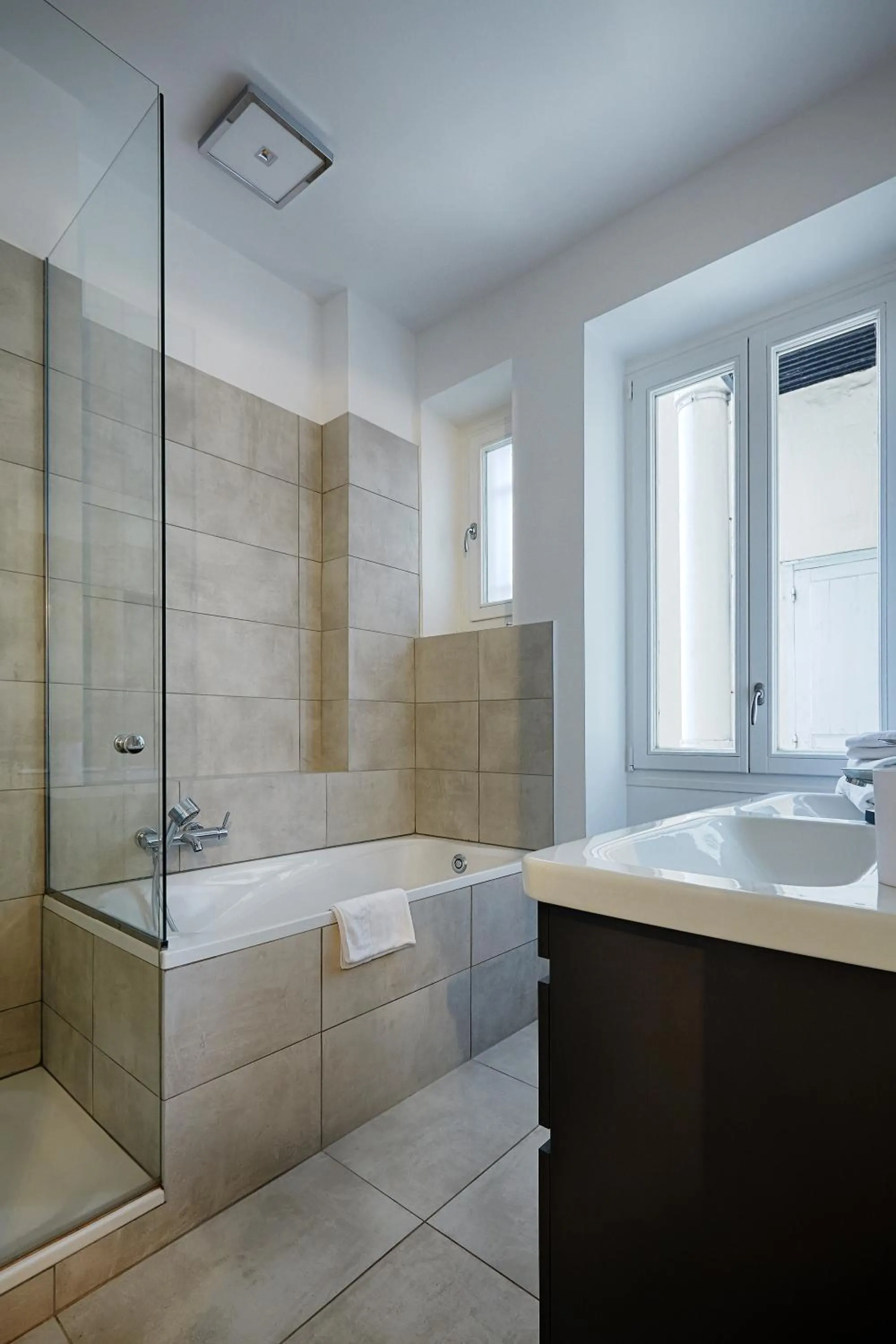 Bathroom in Veeve - Emerald Exuberance