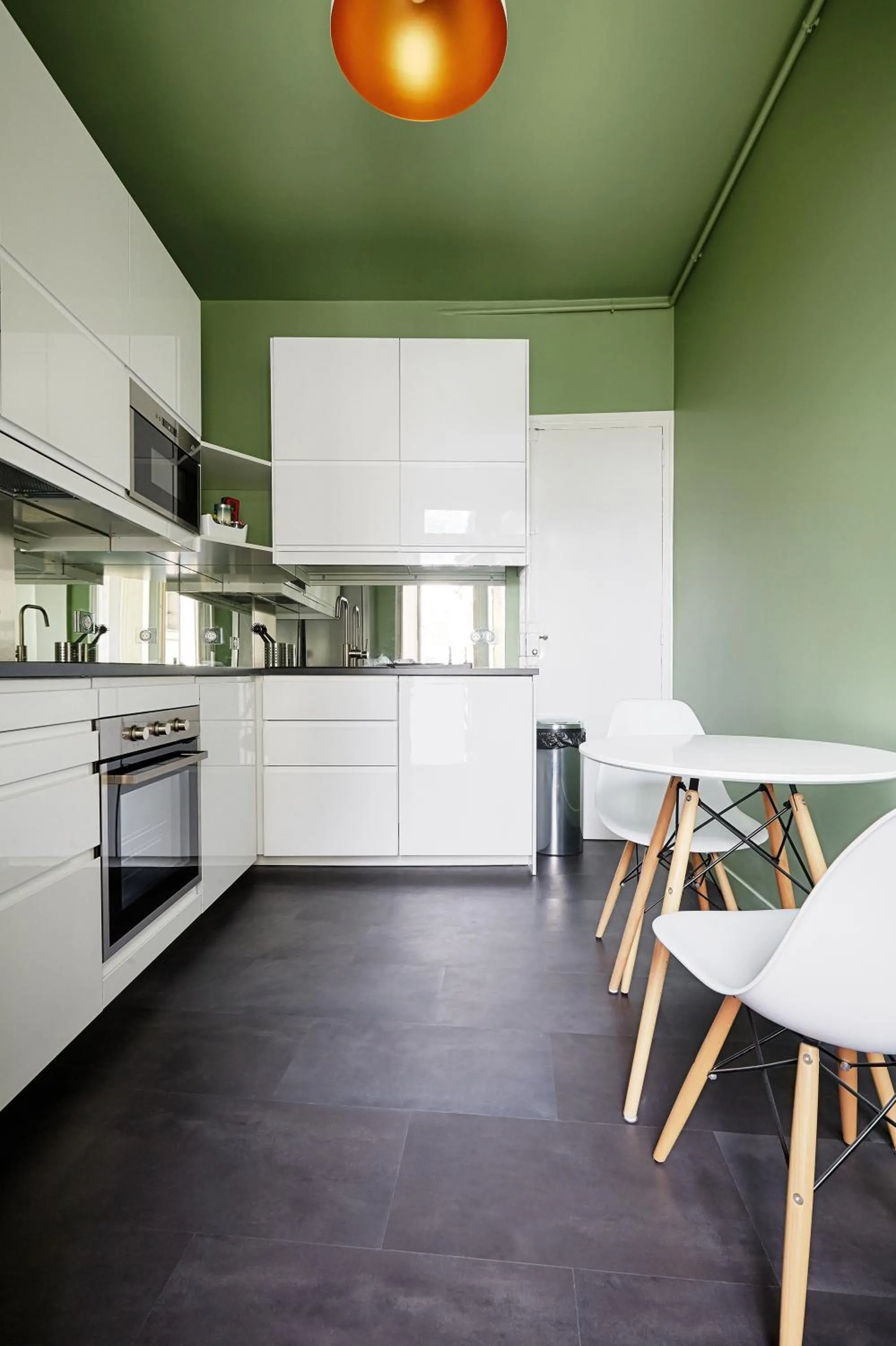 Kitchen or kitchenette in Veeve - Emerald Exuberance