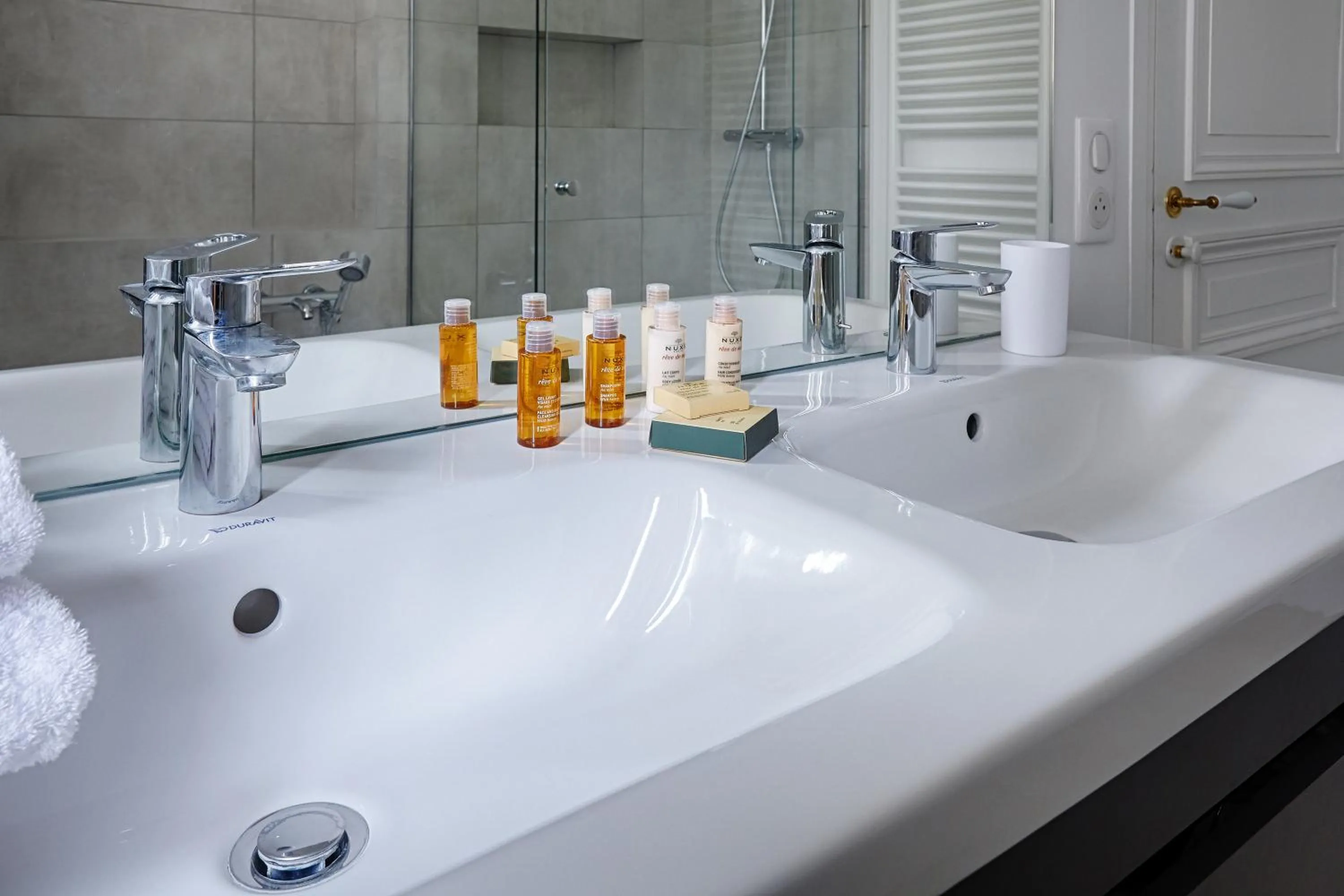 Bathroom in Veeve - Emerald Exuberance
