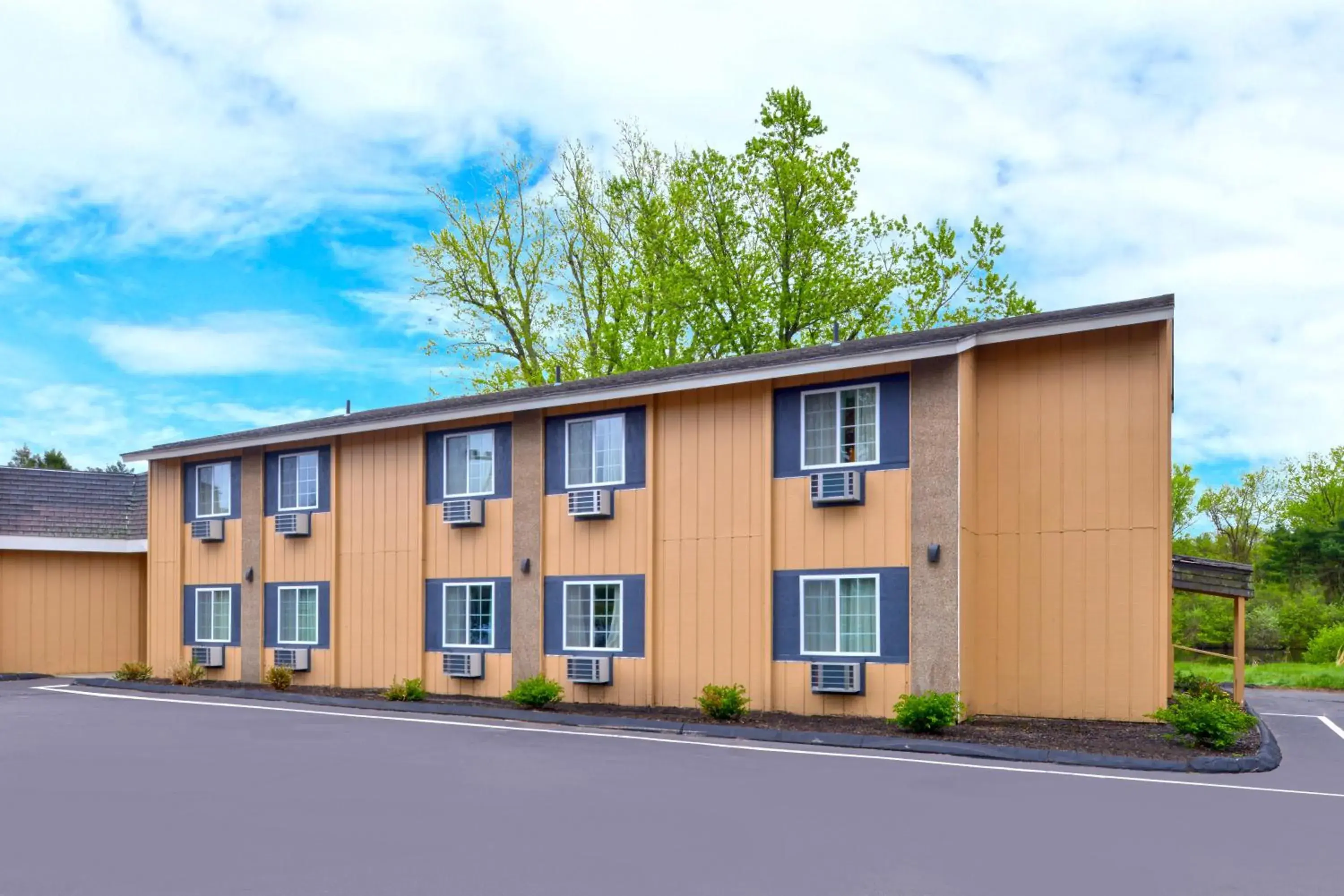 Property building in Motel 6 Putnam CT Property building in Motel 6 Putnam CT