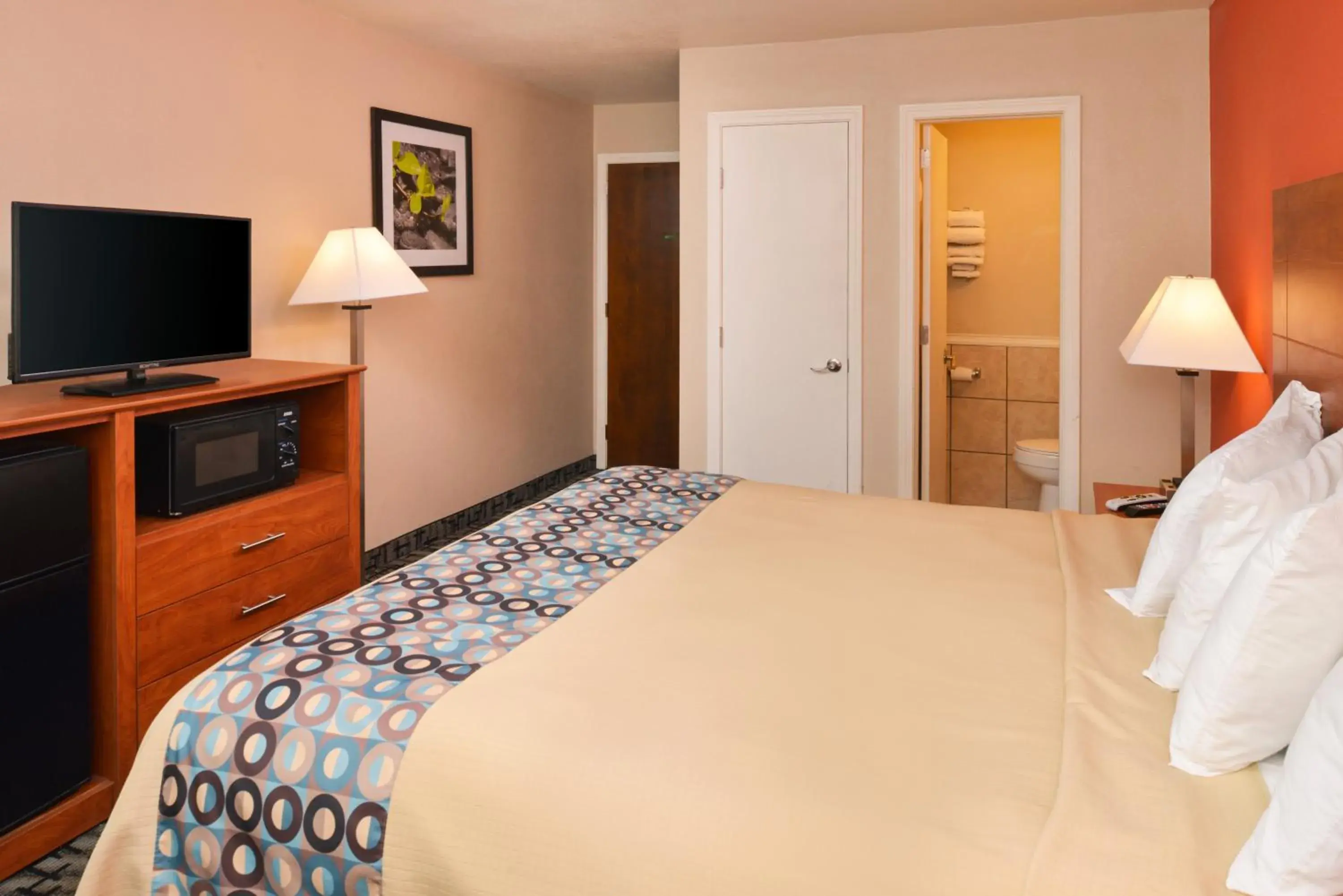 Bedroom, Bed in Motel 6 Putnam CT Bedroom, Bed in Motel 6 Putnam CT