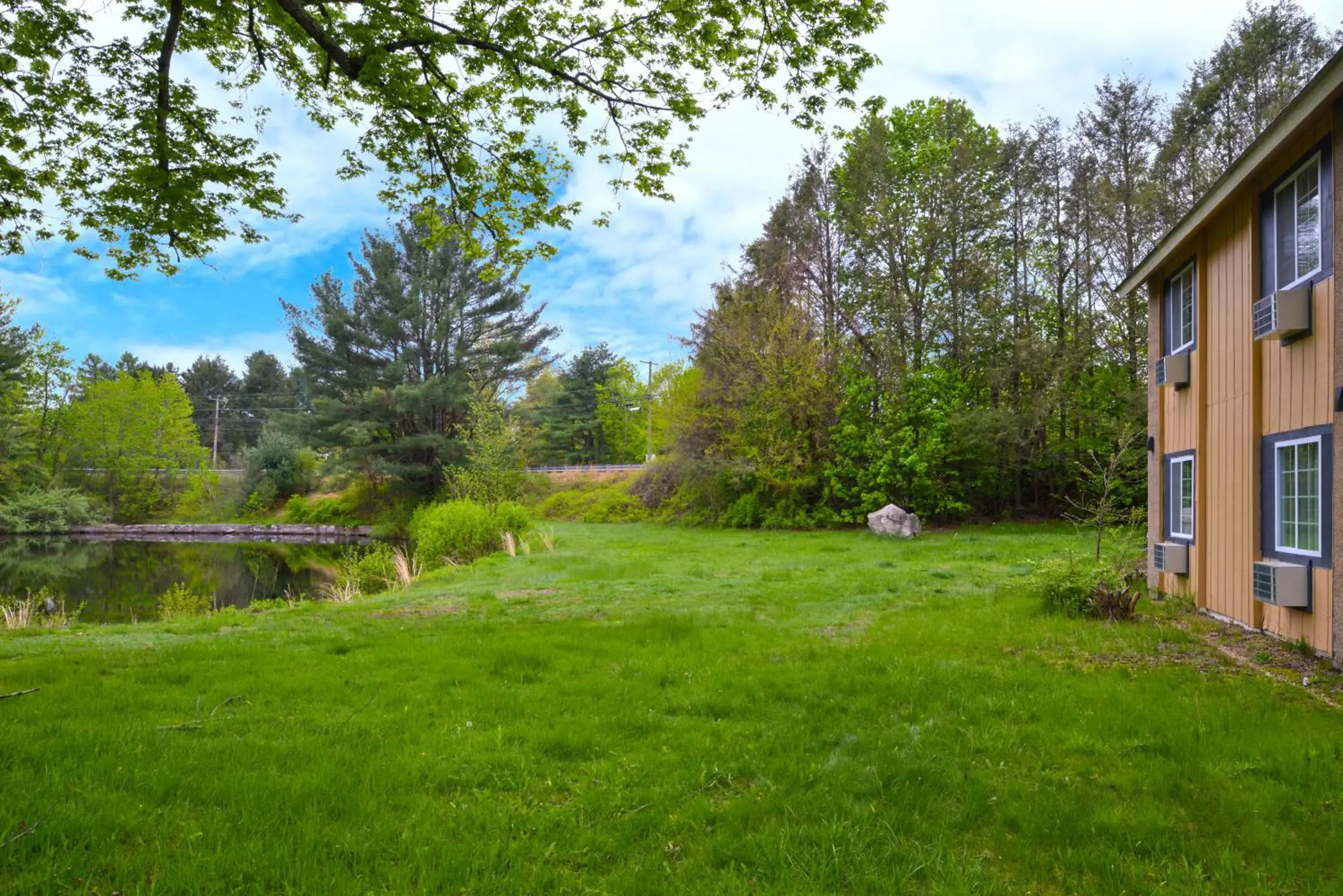 Property building in Motel 6 Putnam CT Property building in Motel 6 Putnam CT