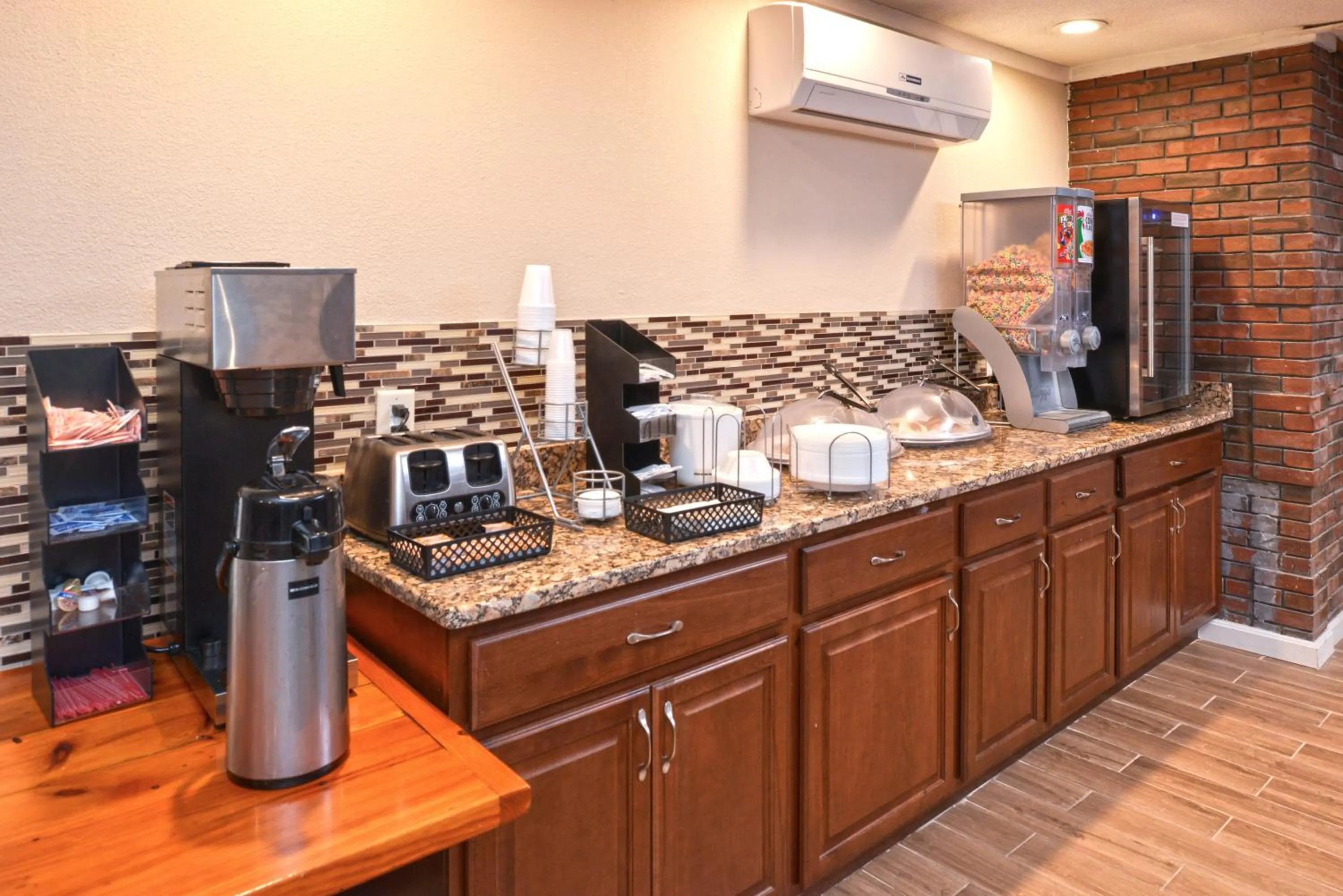 Food and drinks in Motel 6 Putnam CT