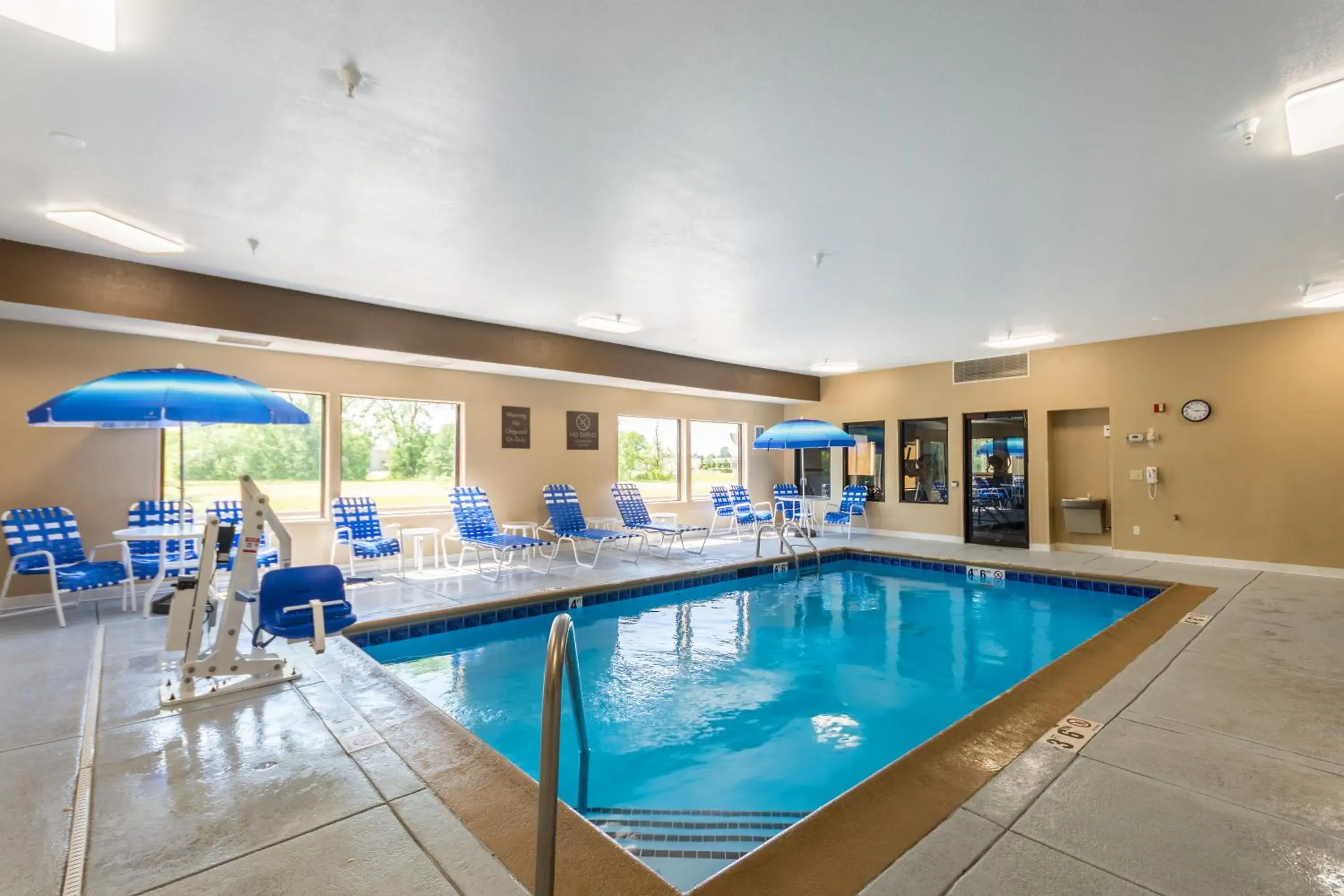 Swimming pool in Comfort Inn & Suites North Aurora - Naperville Swimming pool in Comfort Inn & Suites North Aurora - Naperville