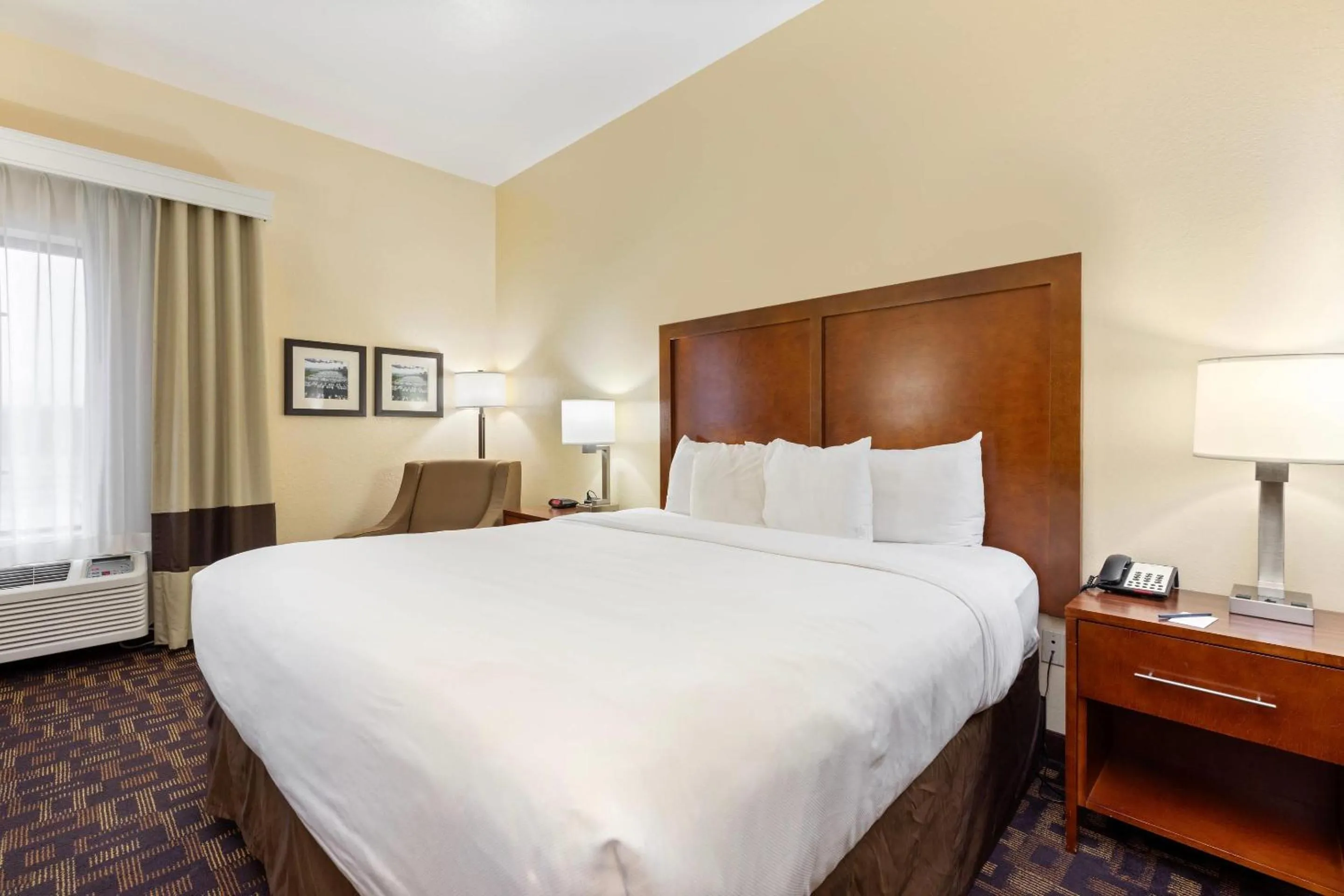 Bedroom, Bed in Comfort Inn & Suites North Aurora - Naperville