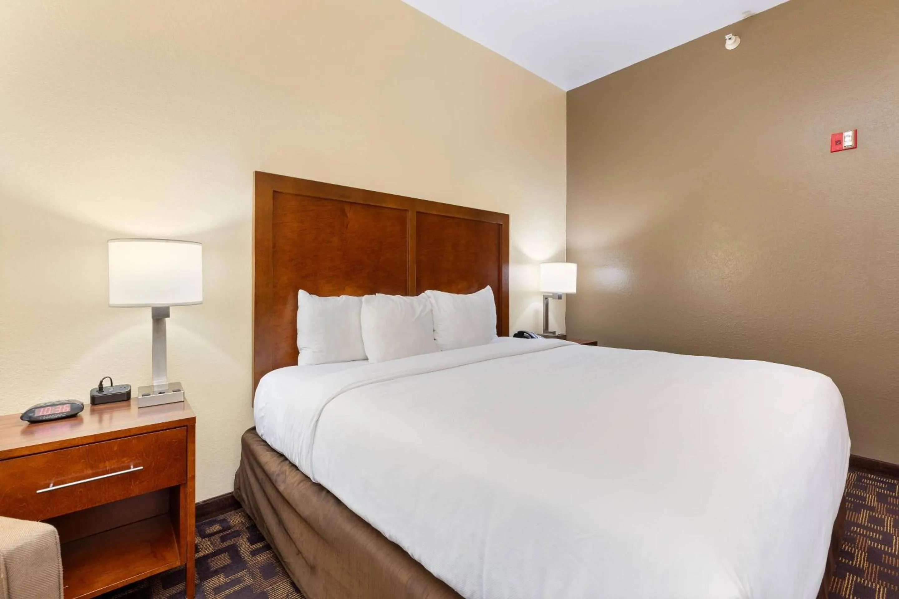 Bedroom, Bed in Comfort Inn & Suites North Aurora - Naperville