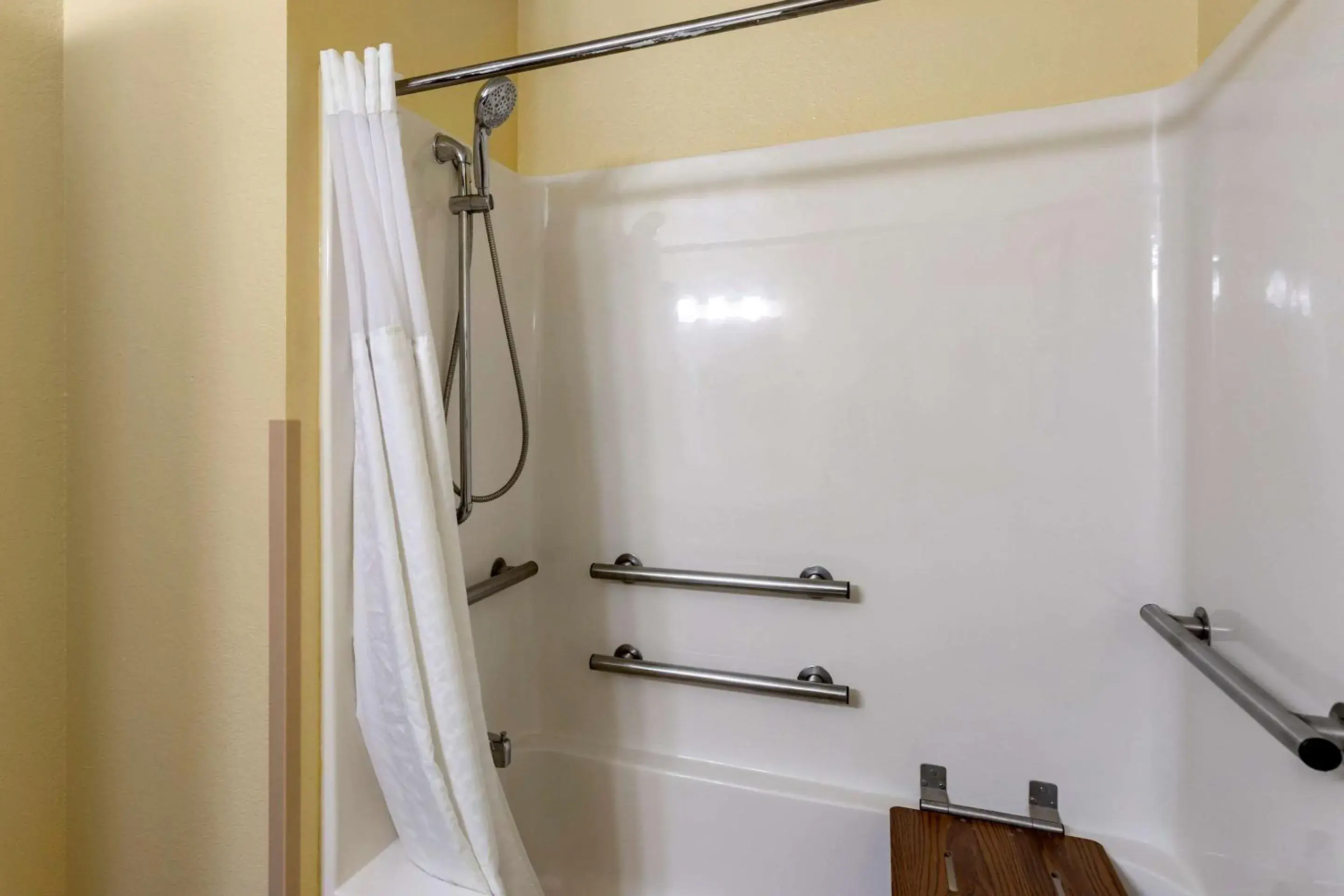 Bathroom in Comfort Inn & Suites North Aurora - Naperville Bathroom in Comfort Inn & Suites North Aurora - Naperville