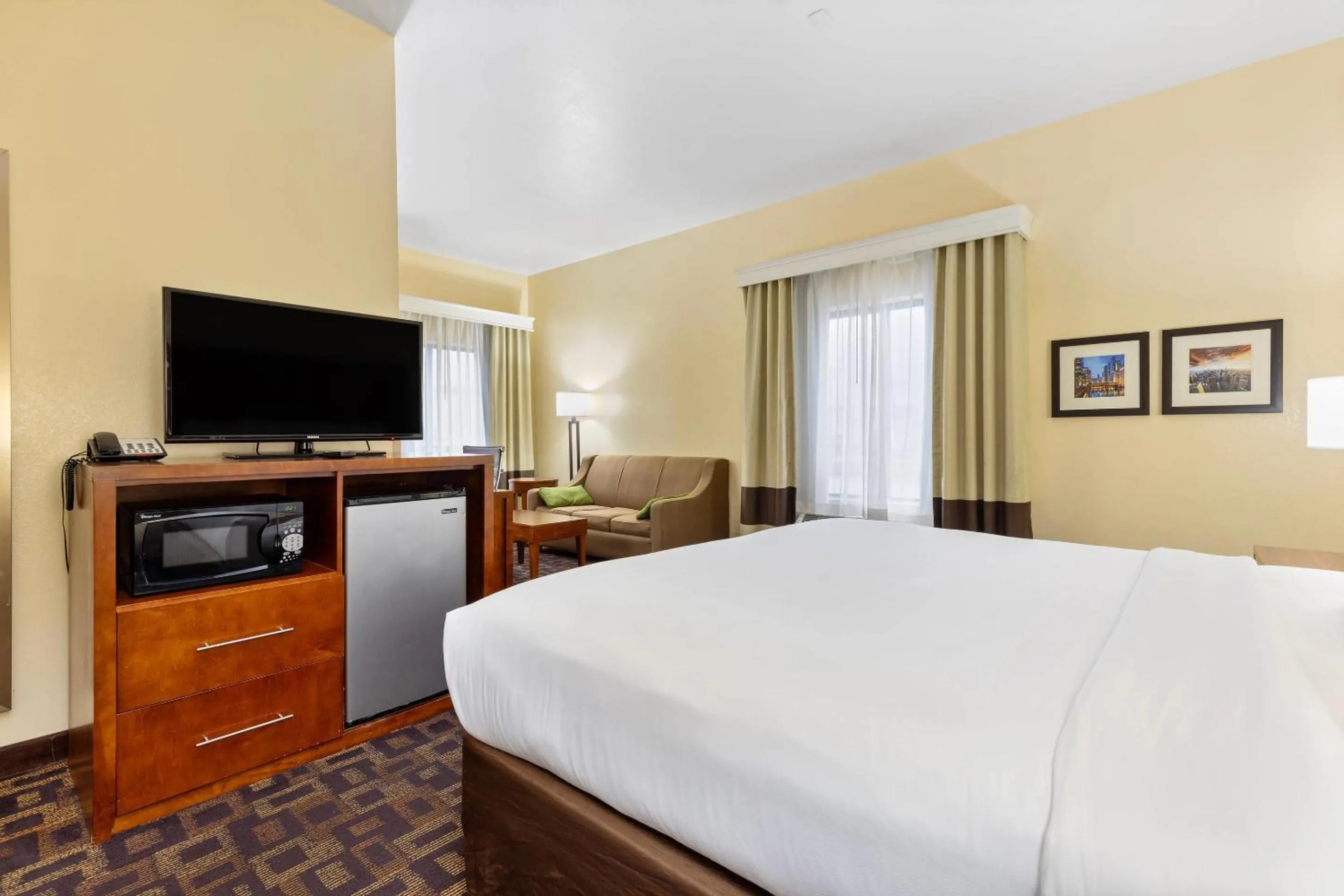Bedroom, Bed in Comfort Inn & Suites North Aurora - Naperville