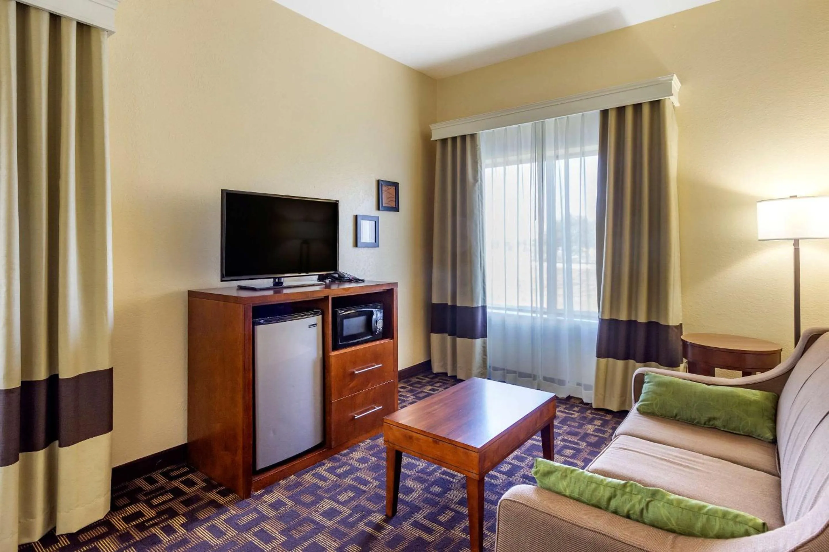 Living room, Bed in Comfort Inn & Suites North Aurora - Naperville
