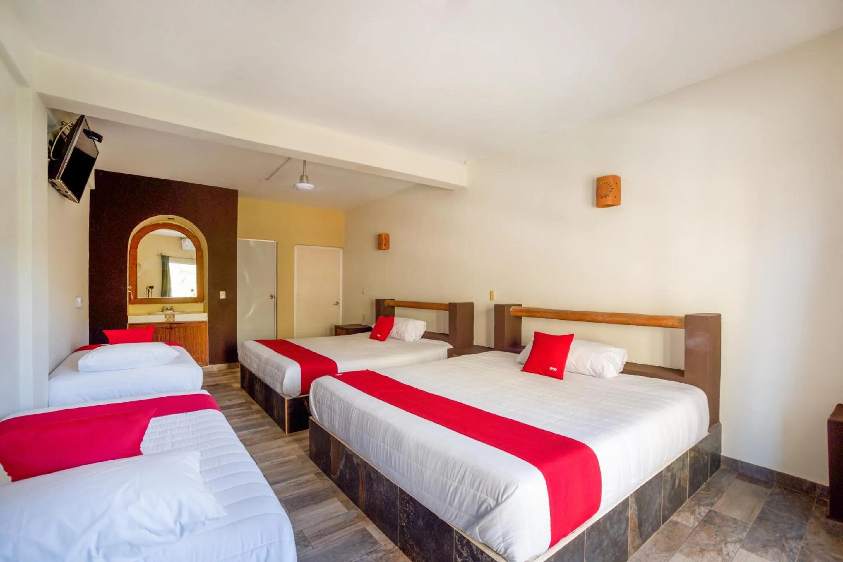 Bedroom in OYO Hotel Posada Lys, Zihuatanejo