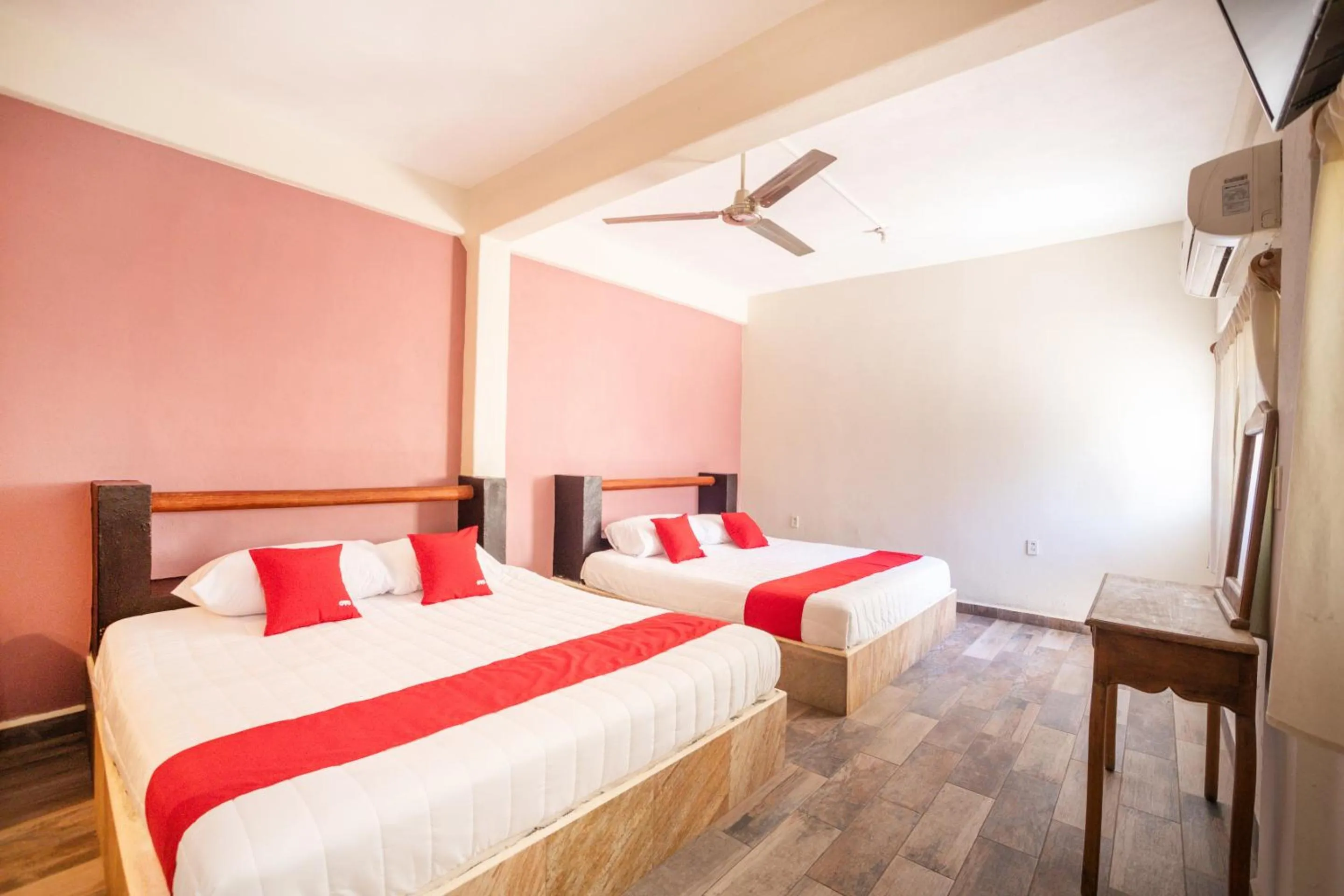 Bedroom in OYO Hotel Posada Lys, Zihuatanejo