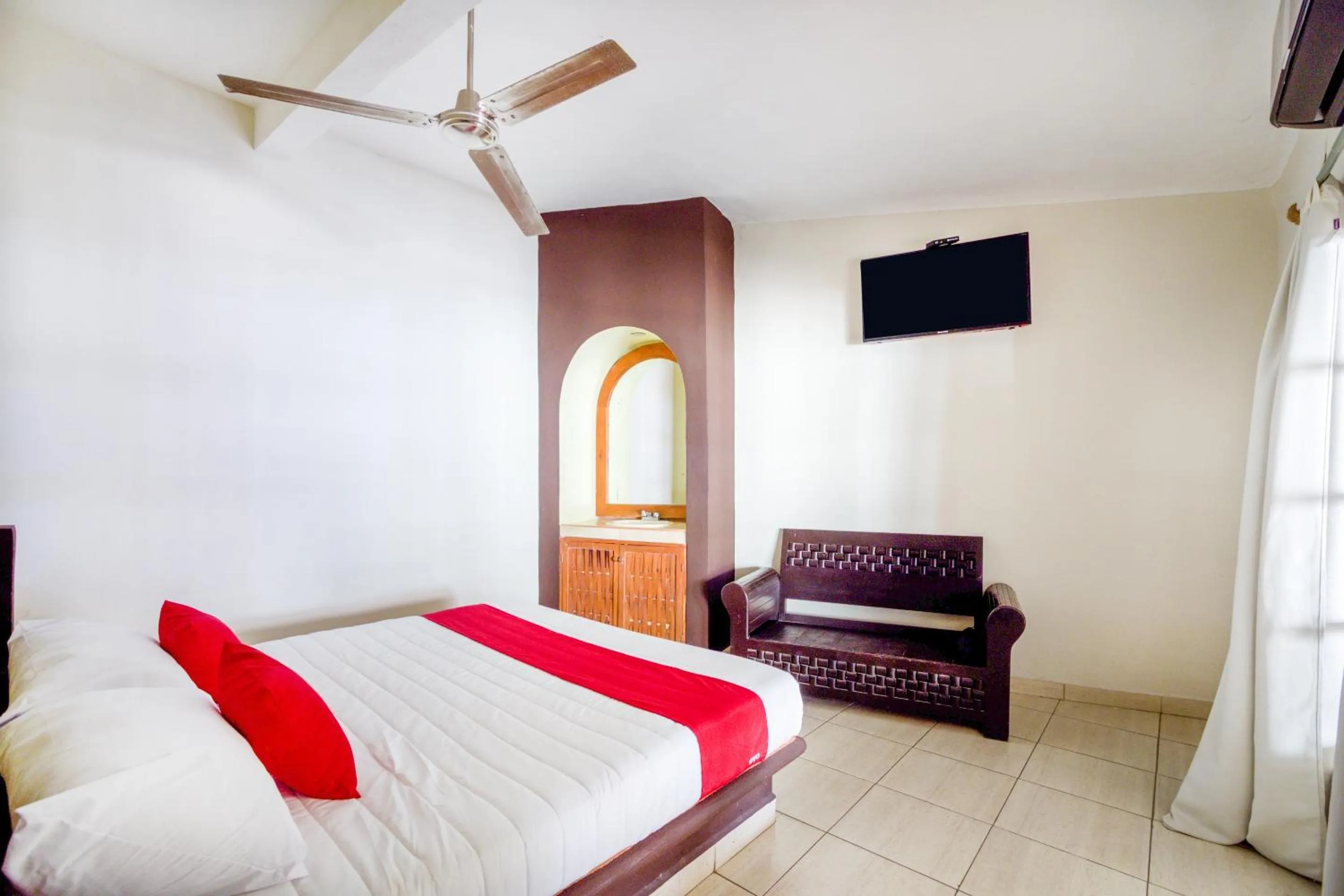 Bedroom in OYO Hotel Posada Lys, Zihuatanejo