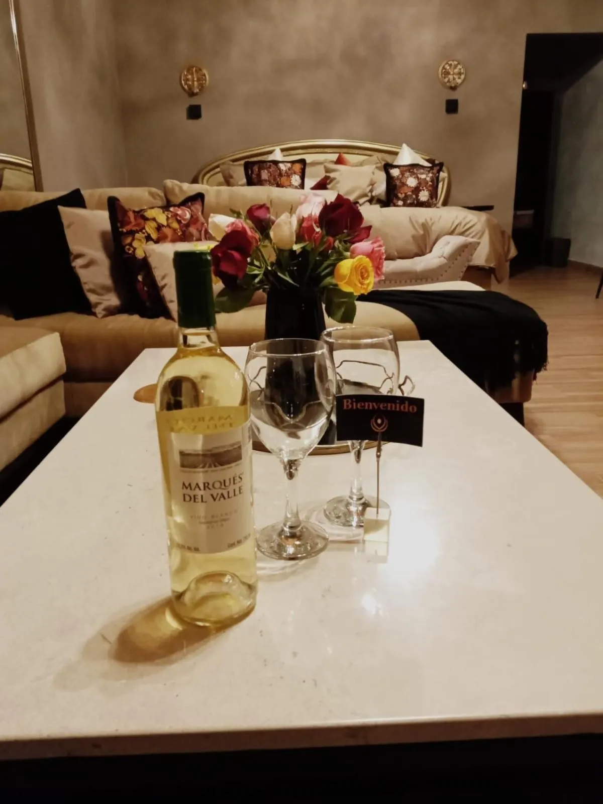 Drinks, Bed in Casa Neek