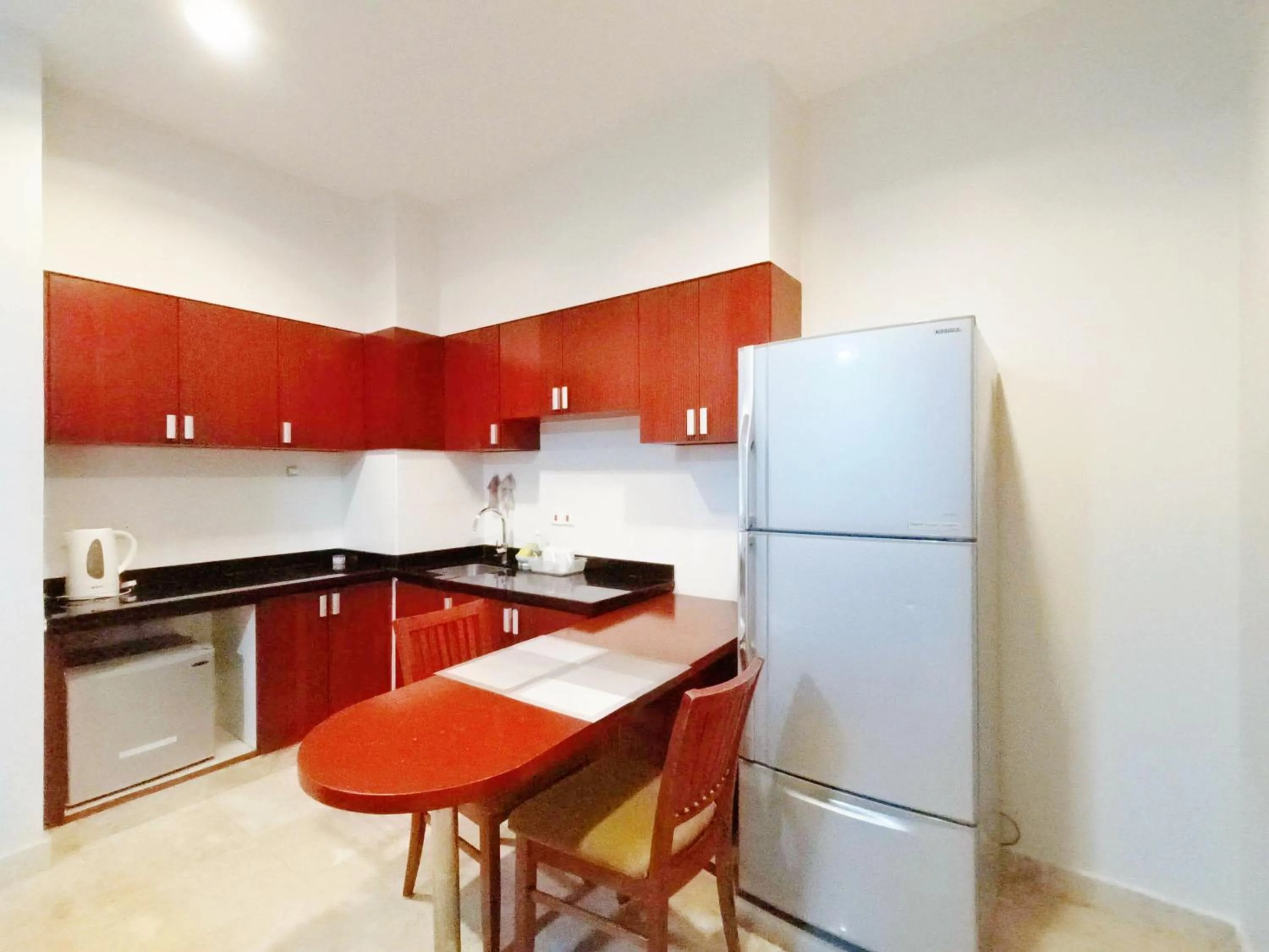 Kitchen or kitchenette in 【Amazing】Pool View 2BR Suite @ Pulai Springs Resort