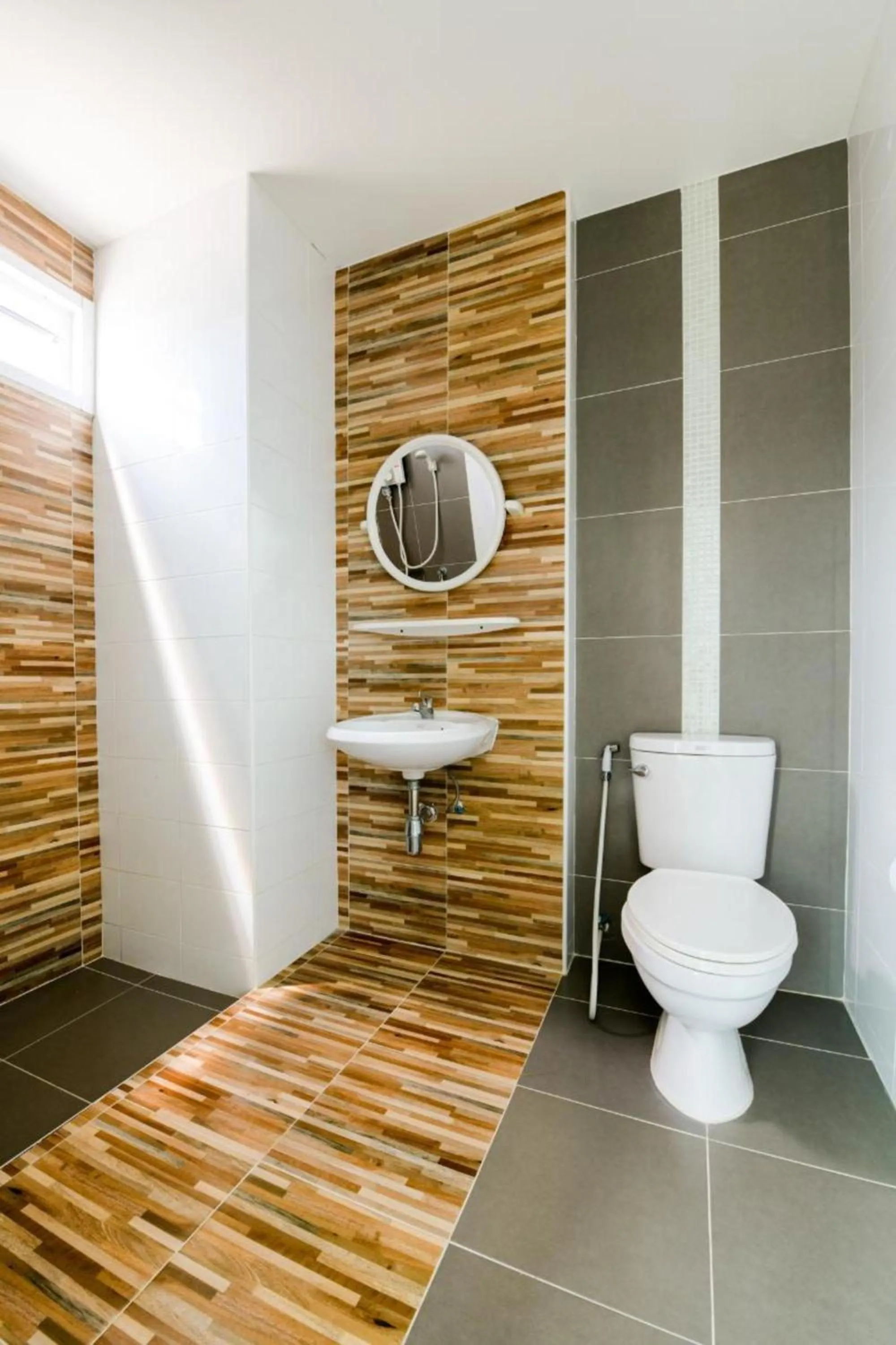 Bathroom in OYO 350 Mae Saeng Place