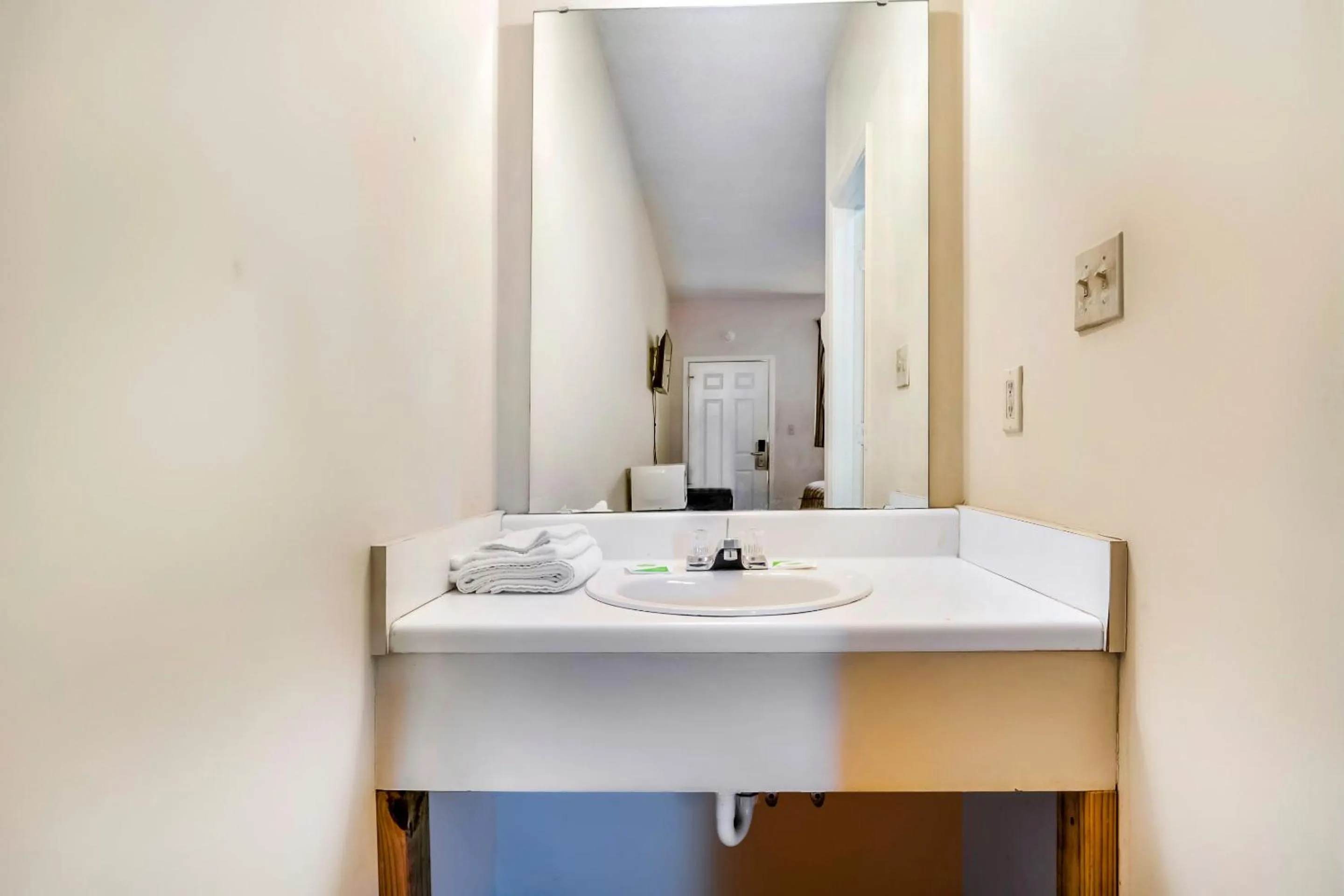 Bathroom in Ruleville Inn By OYO