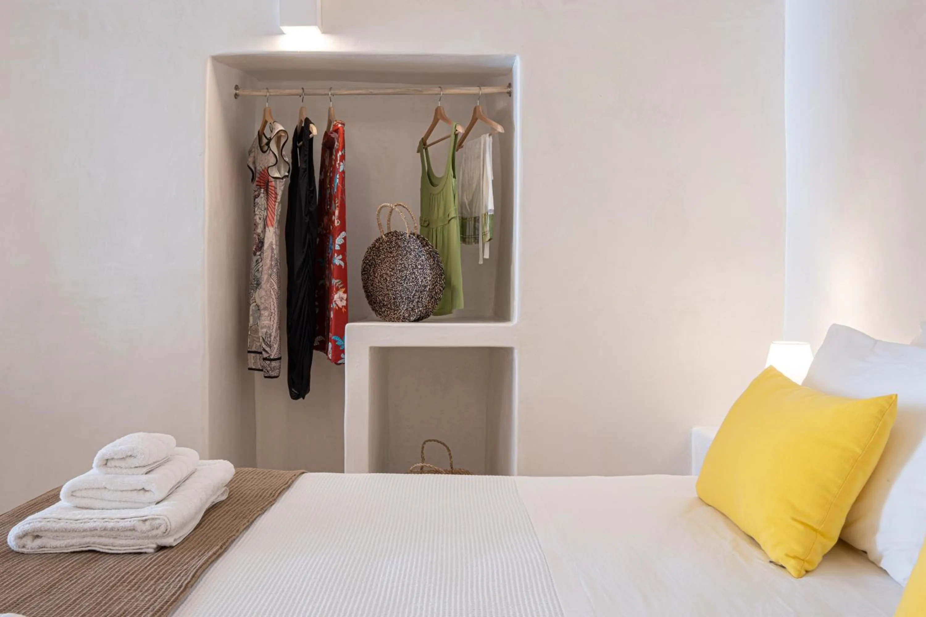 Bed in White Orchid Cave House & Studio