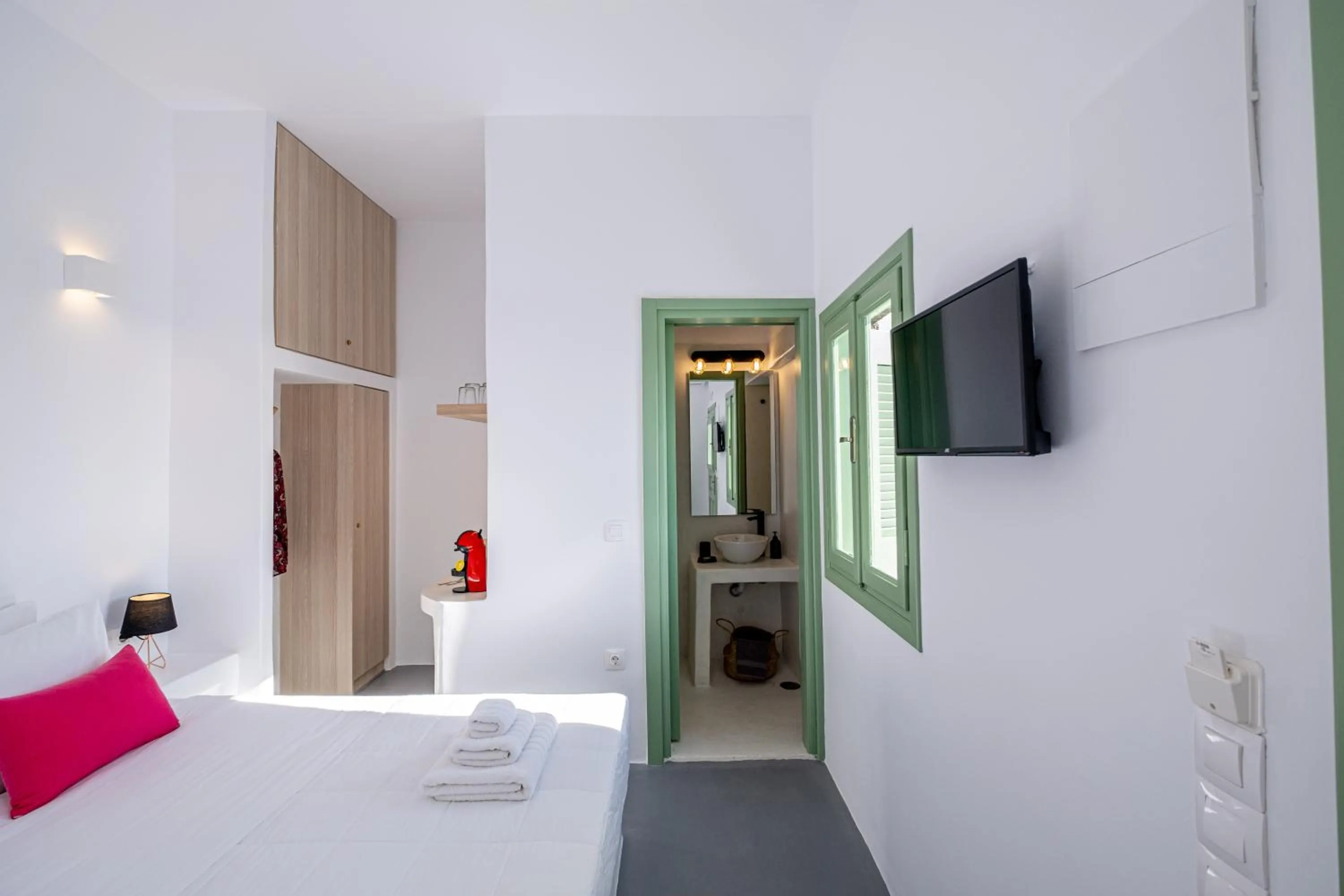 Bed in White Orchid Cave House & Studio