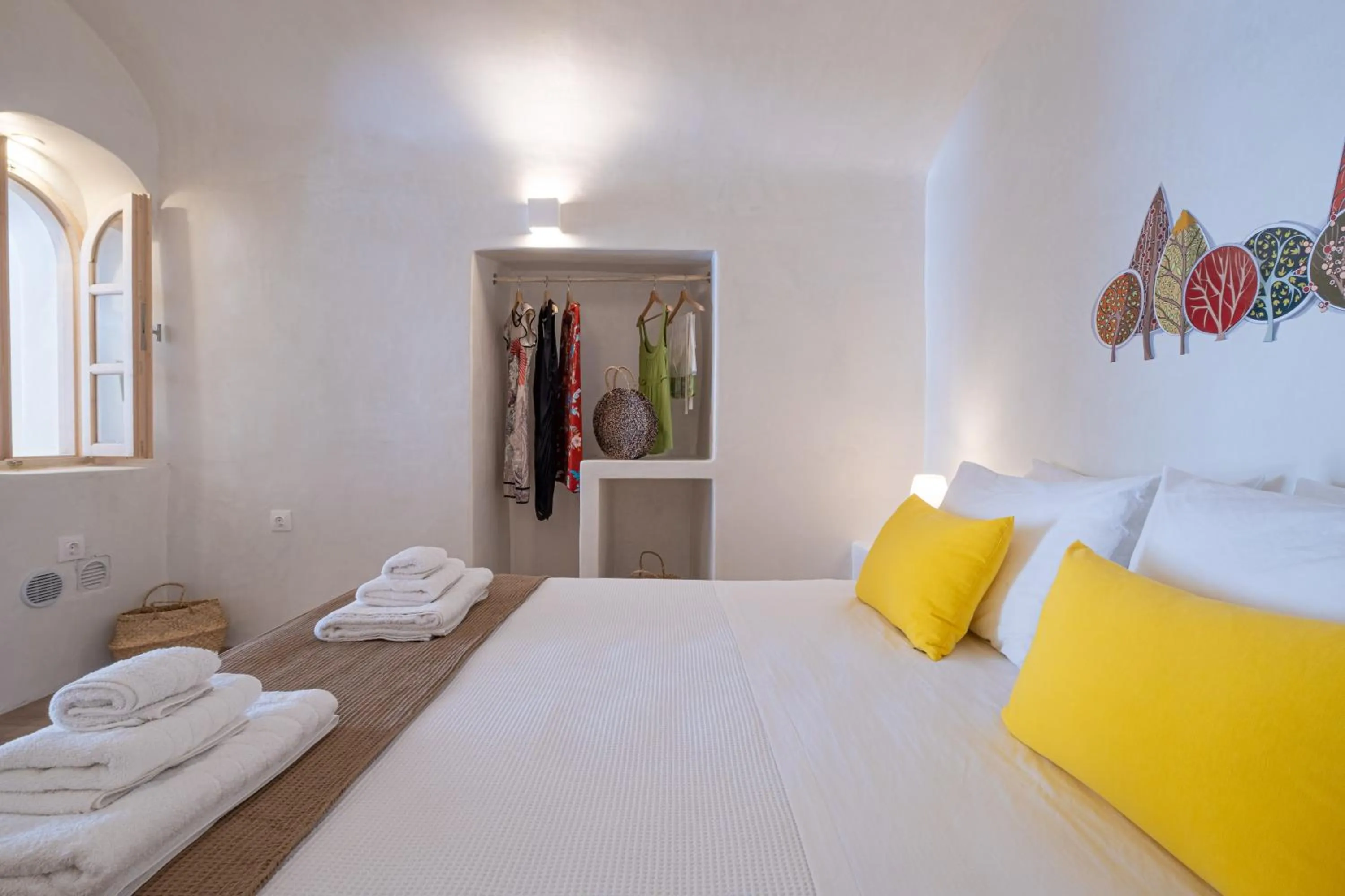 Bed in White Orchid Cave House & Studio