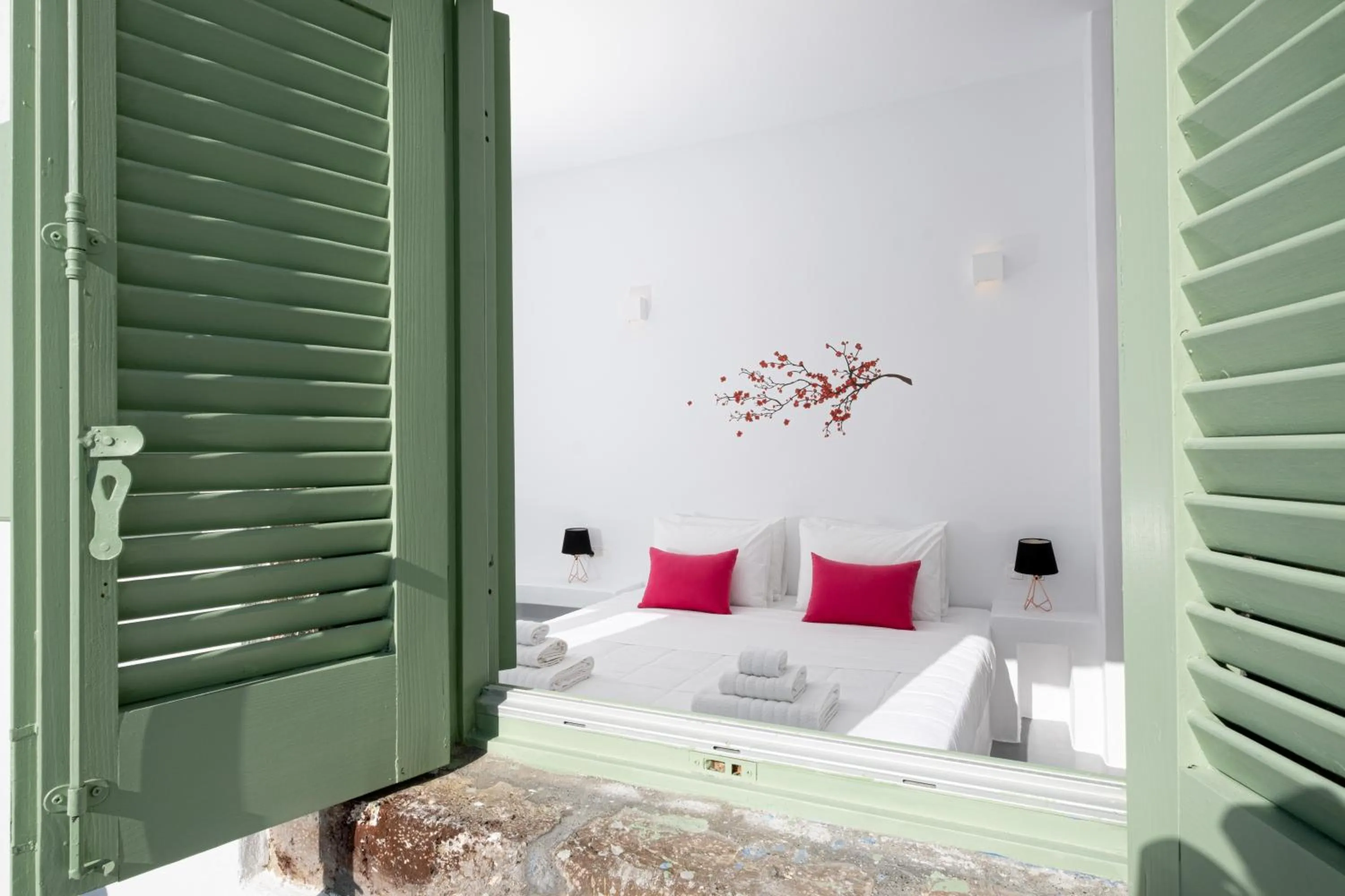 Bed in White Orchid Cave House & Studio