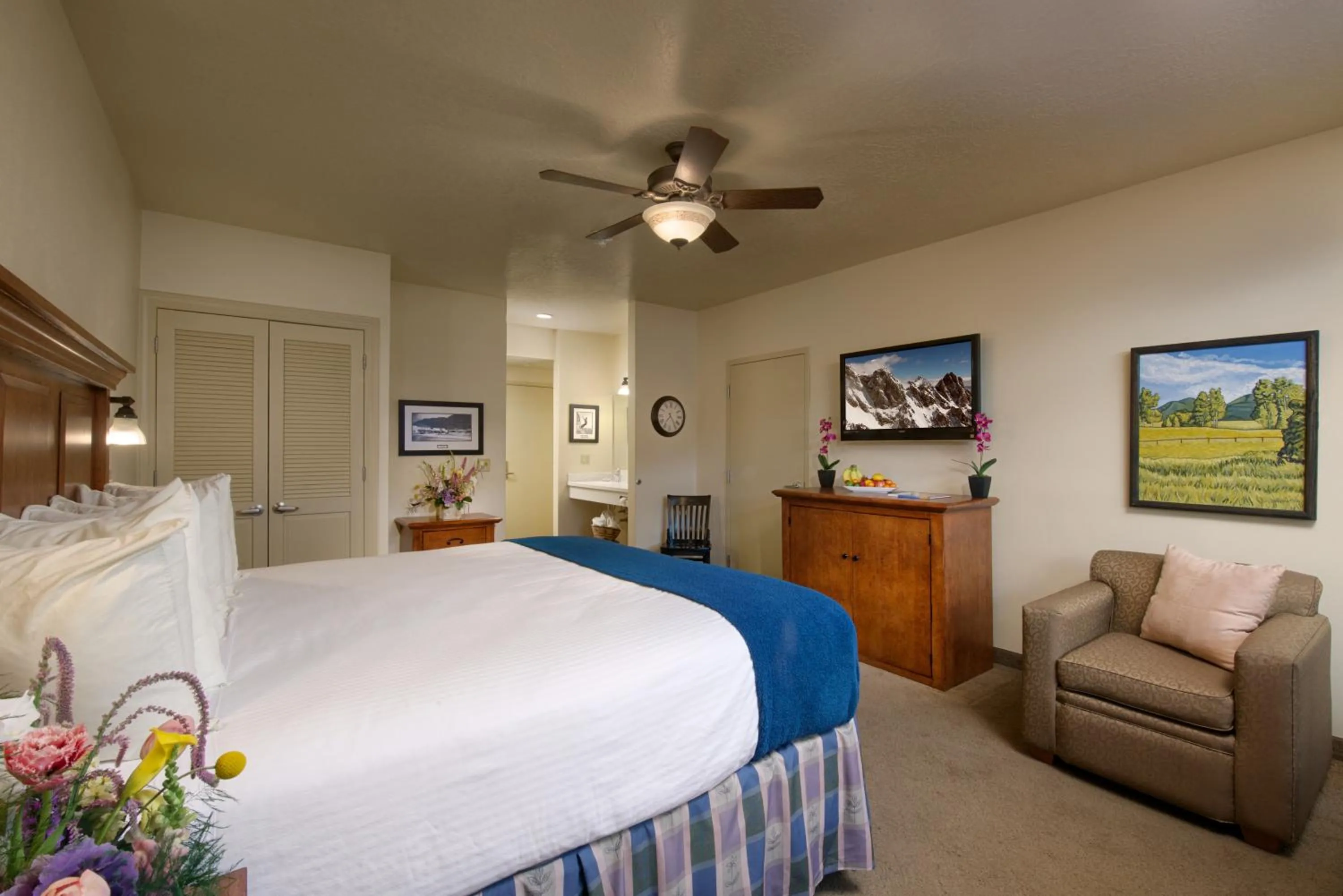 Photo of the whole room, Bed in The Rockwell Inn