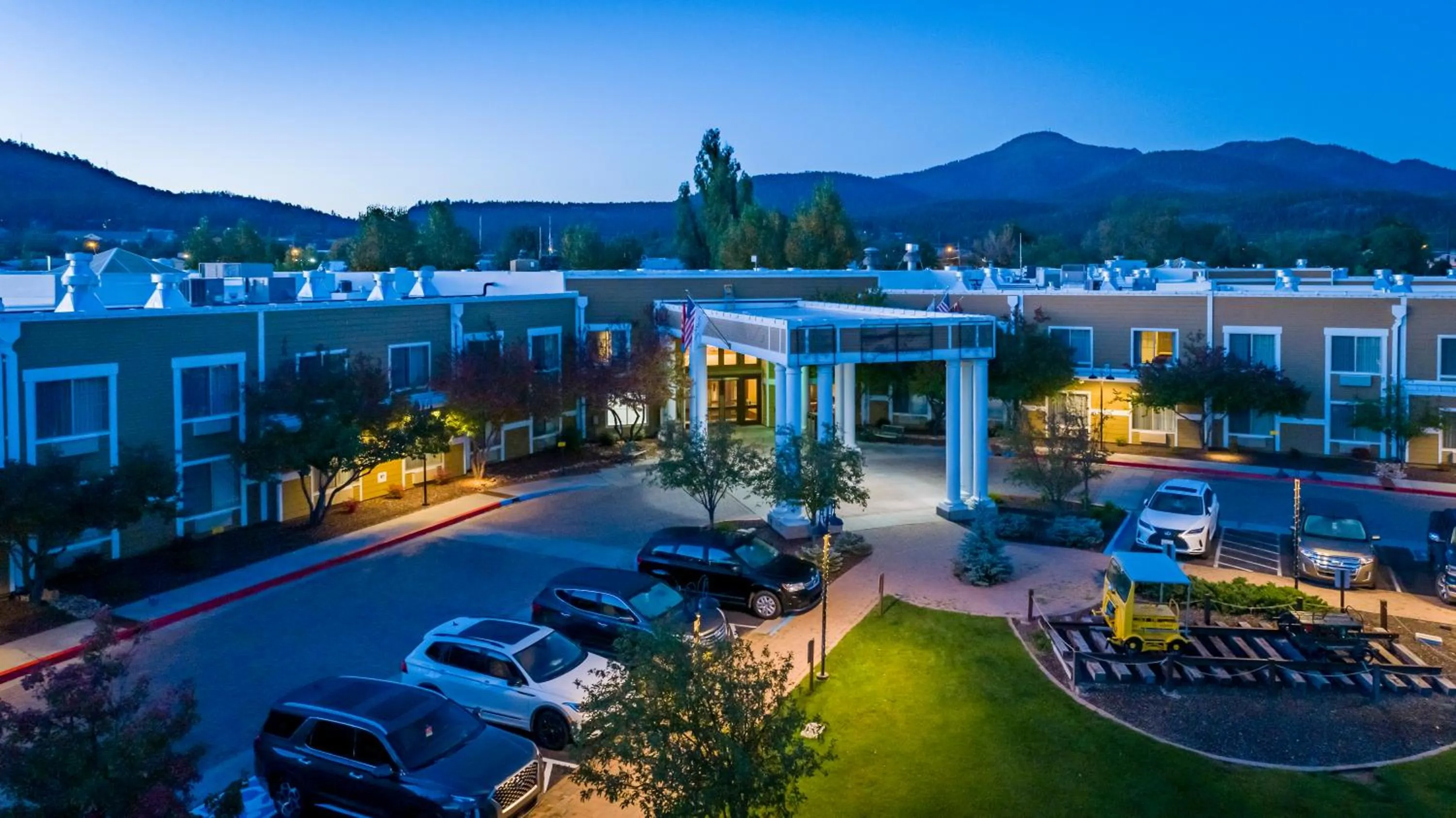 Facade/entrance in Grand Canyon Railway Hotel