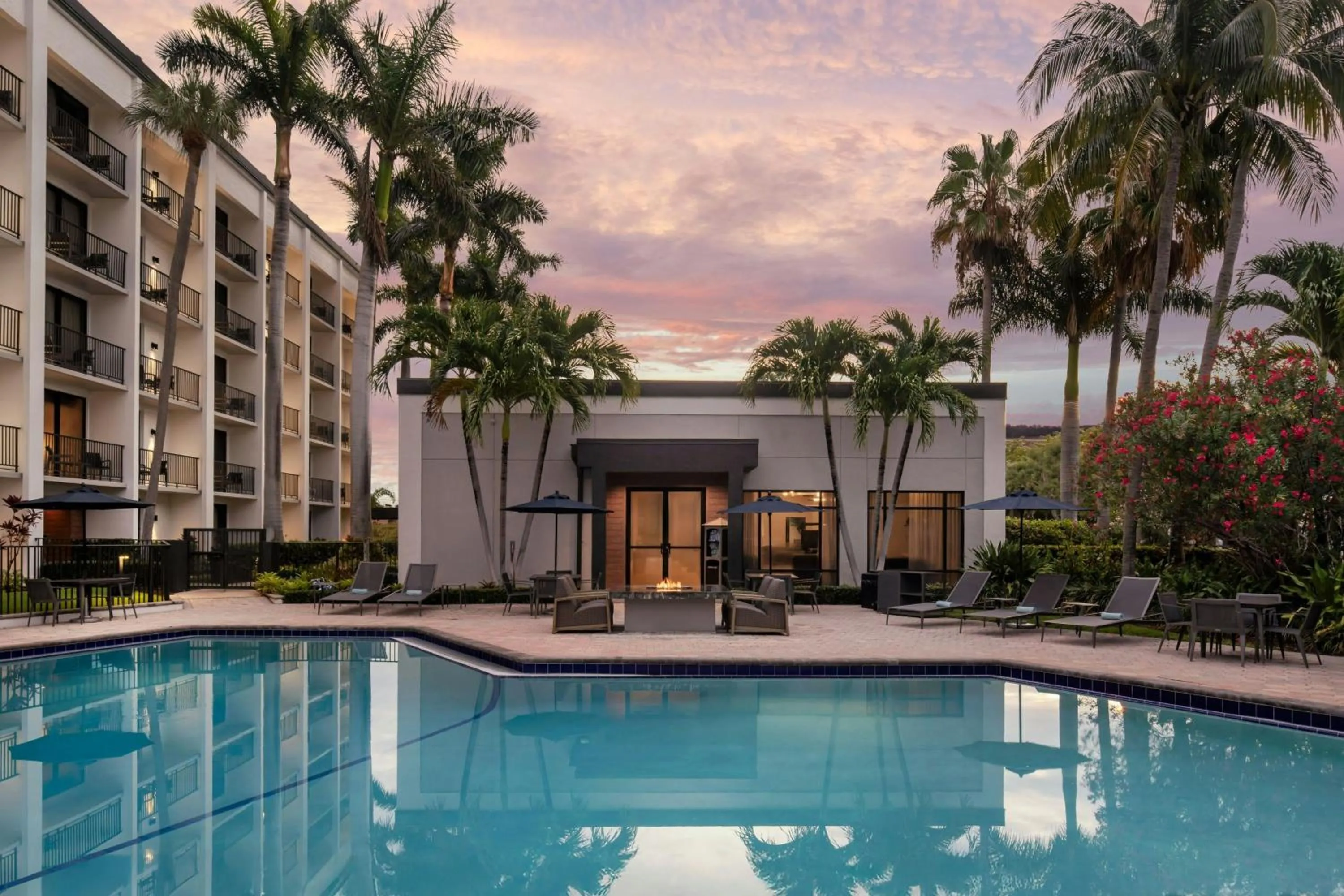 Swimming pool in Courtyard Fort Lauderdale East Lauderdale-by-the-Sea