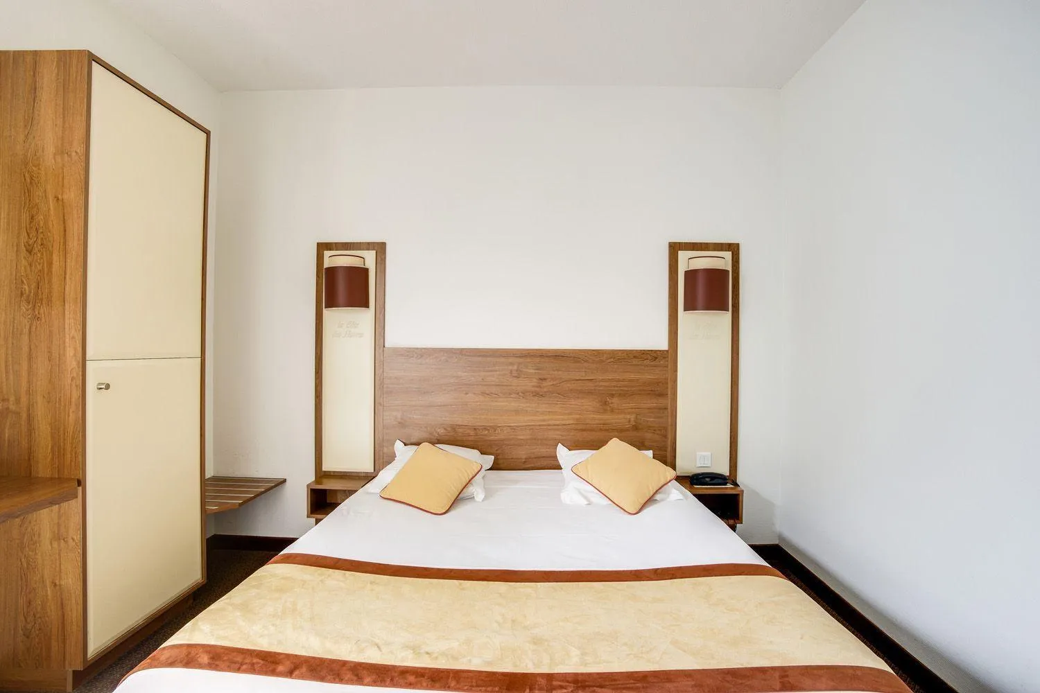 Photo of the whole room, Bed in Brit Hotel De La Côte Des Havres