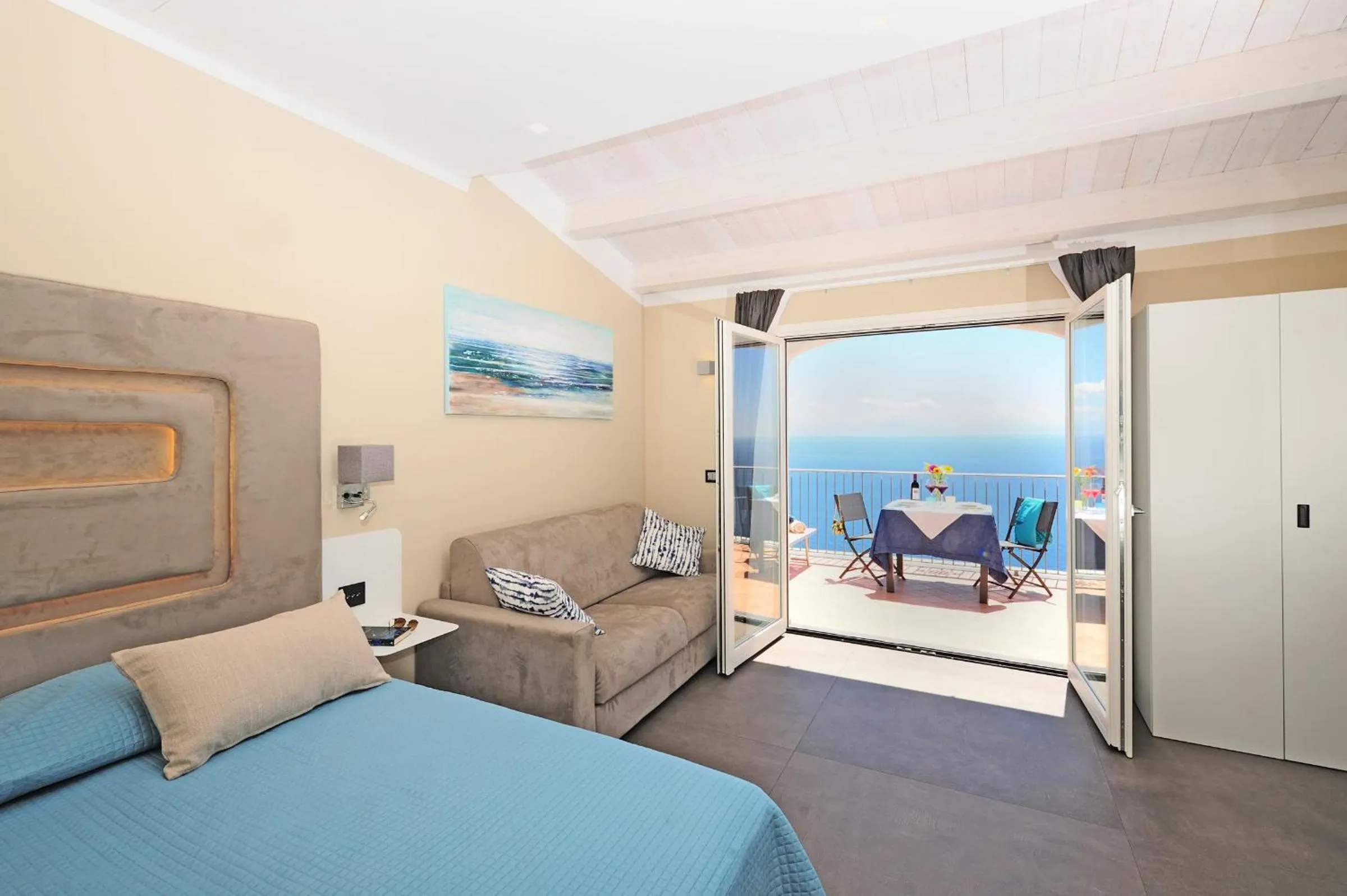 Bed in Amalfi Blu Retreat