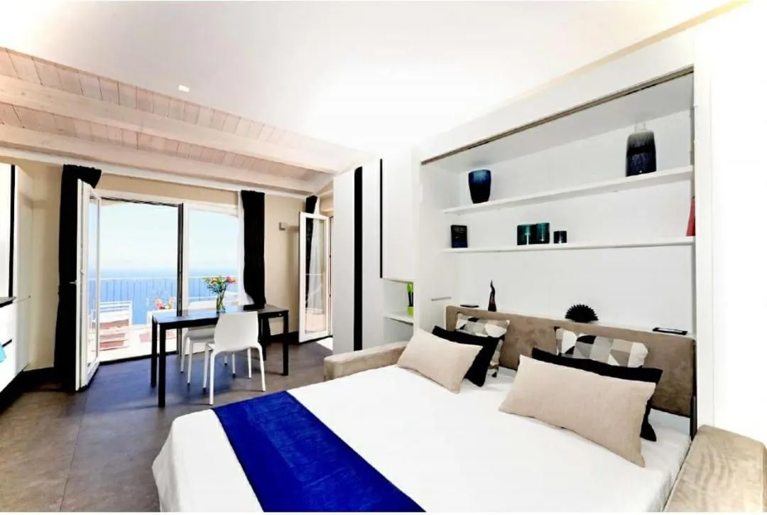 Bed in Amalfi Blu Retreat