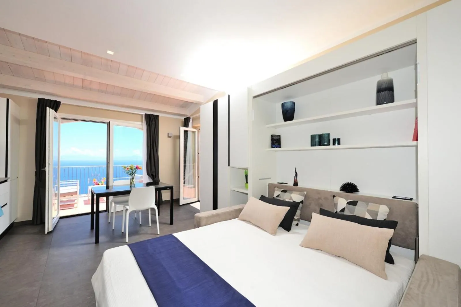 Bed in Amalfi Blu Retreat