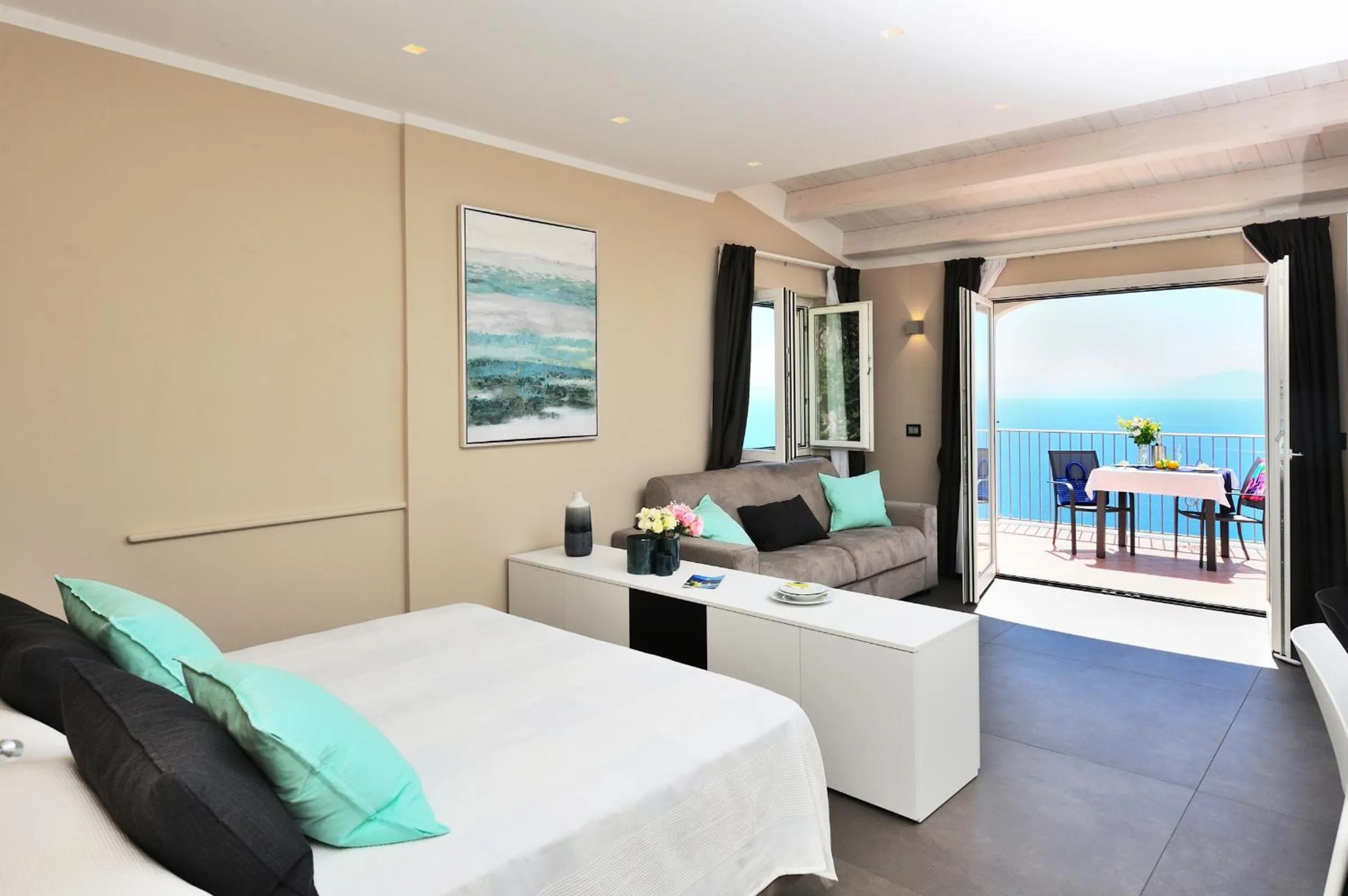 Bed in Amalfi Blu Retreat