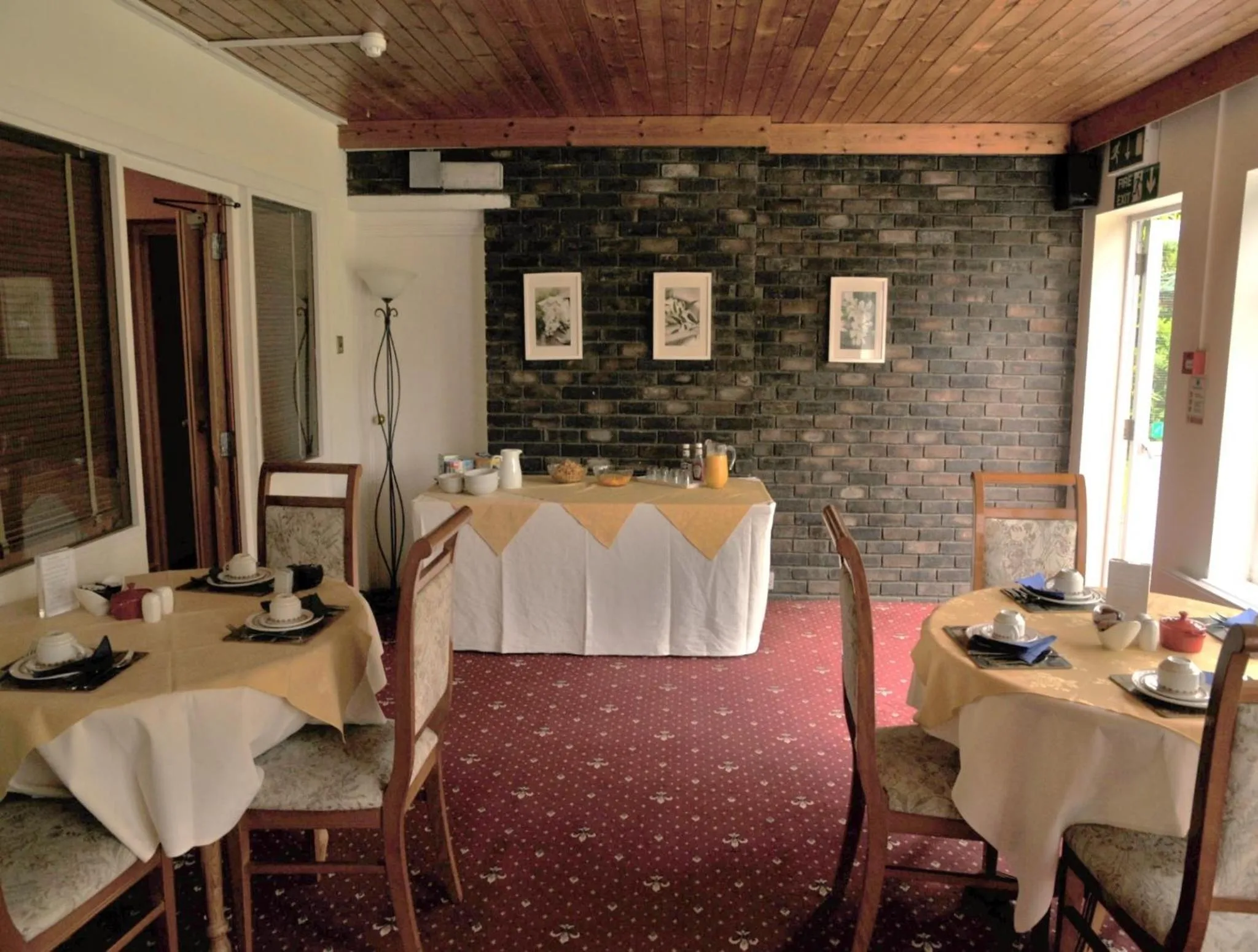 Restaurant/places to eat in Wimblehurst Hotel